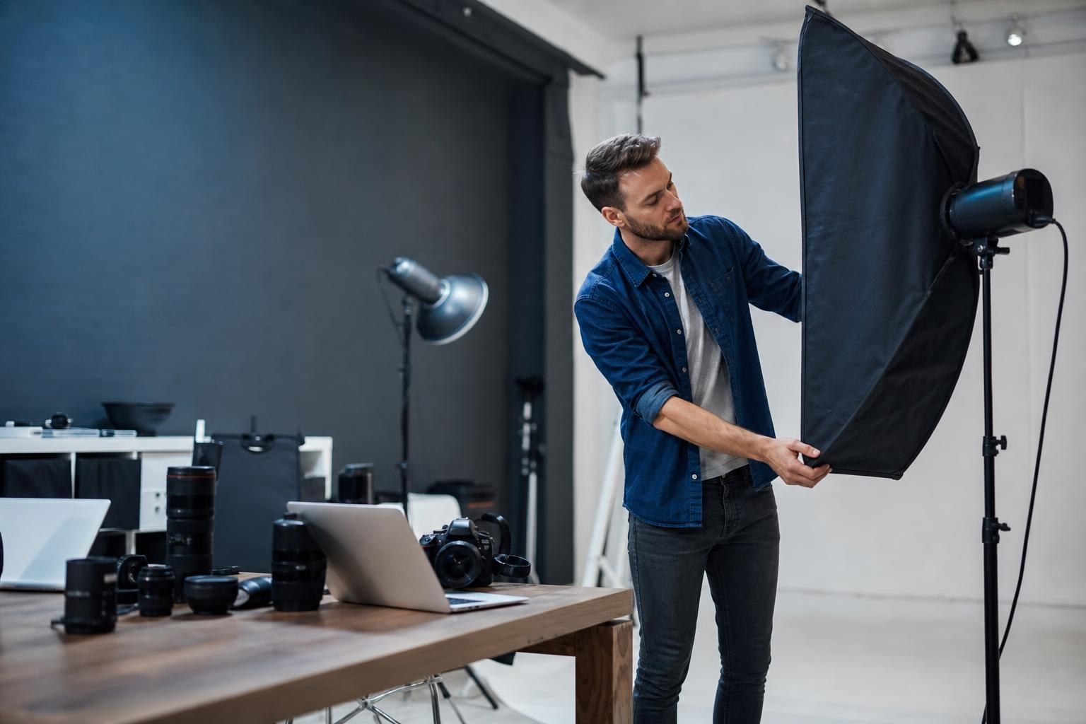 studio fotografico professionale moderno con fotografo che prepara l'attrezzatura prima di una sessione