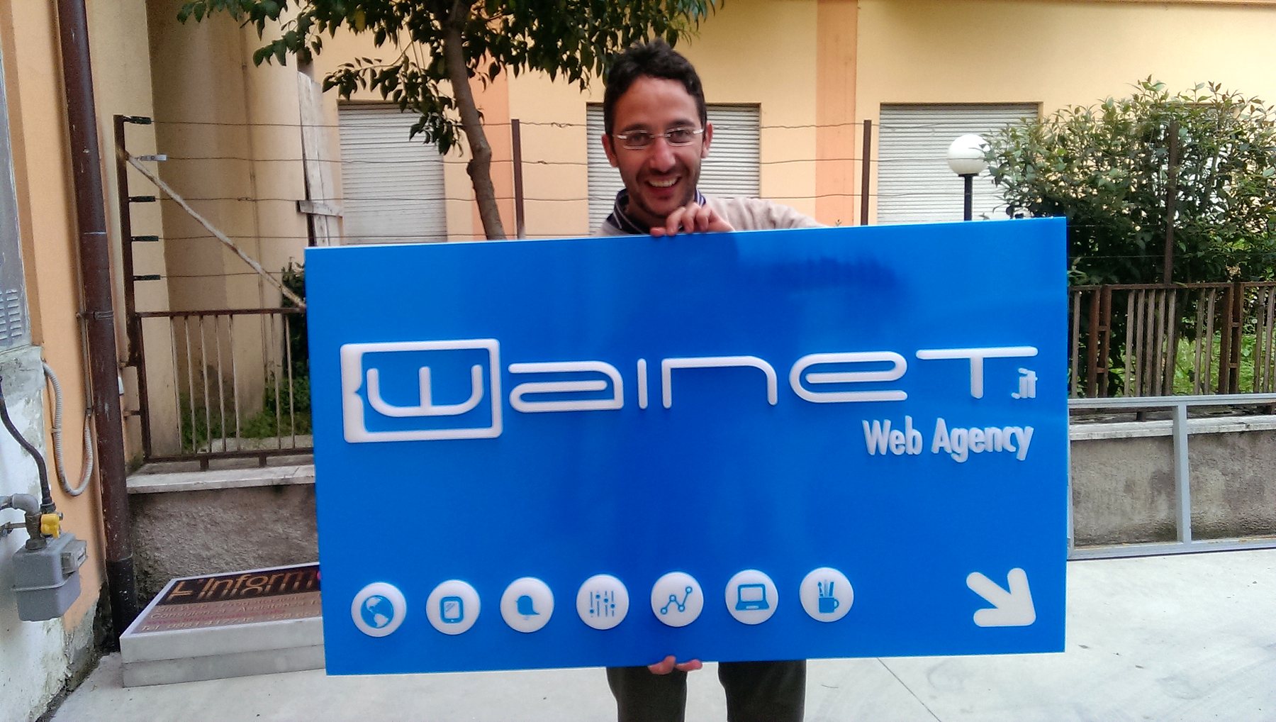 daniele cianci con prima insegna wainet wainet web agency teramo abruzzo