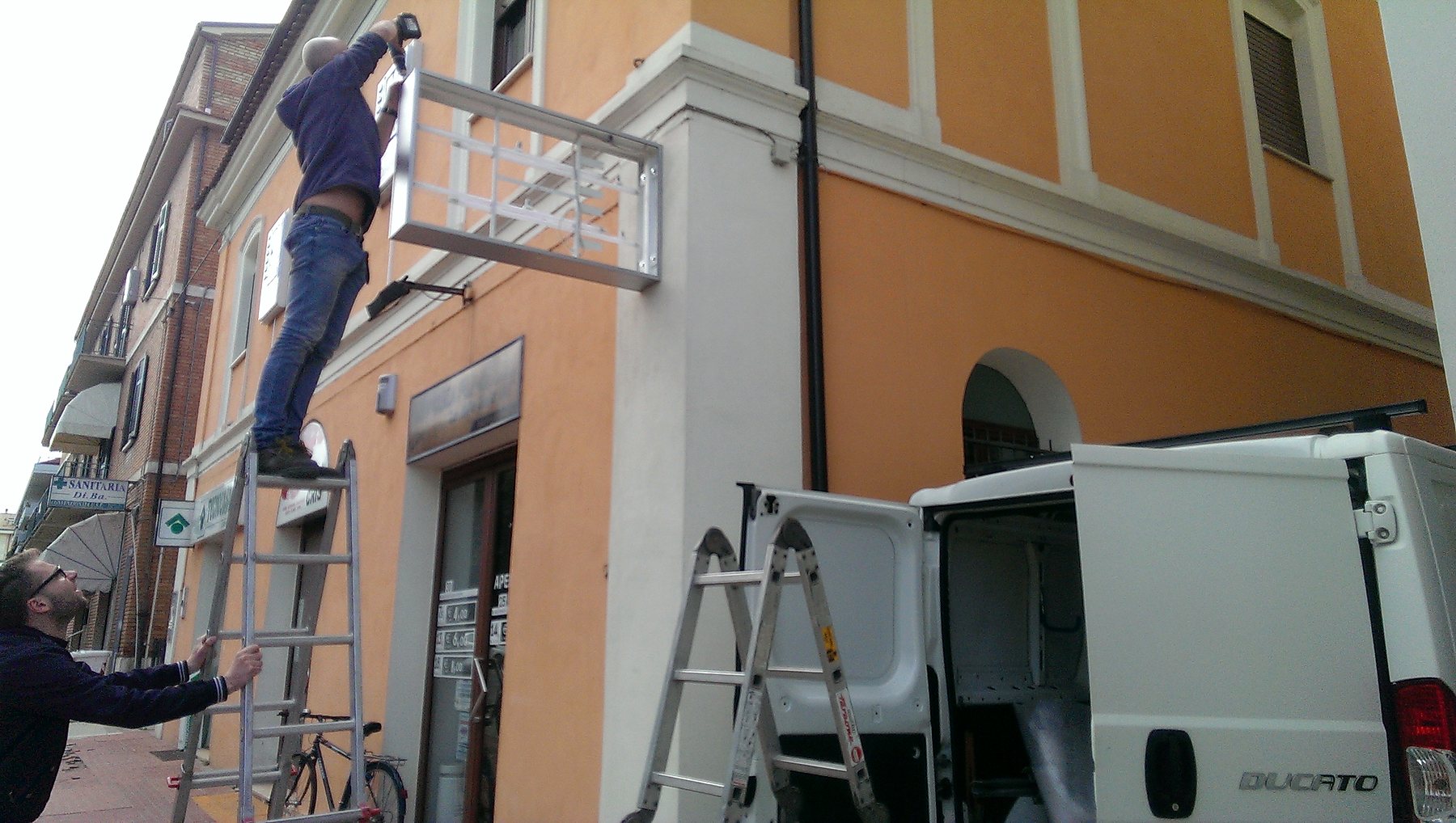 Montaggio prima insegna wainet sede teramo