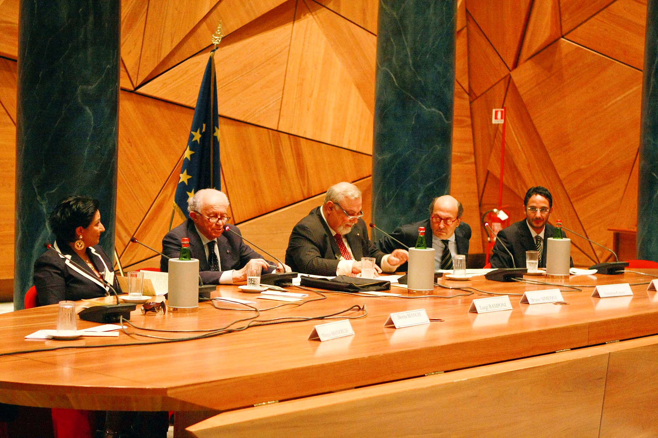 Convegno istituzionale sala conferenze