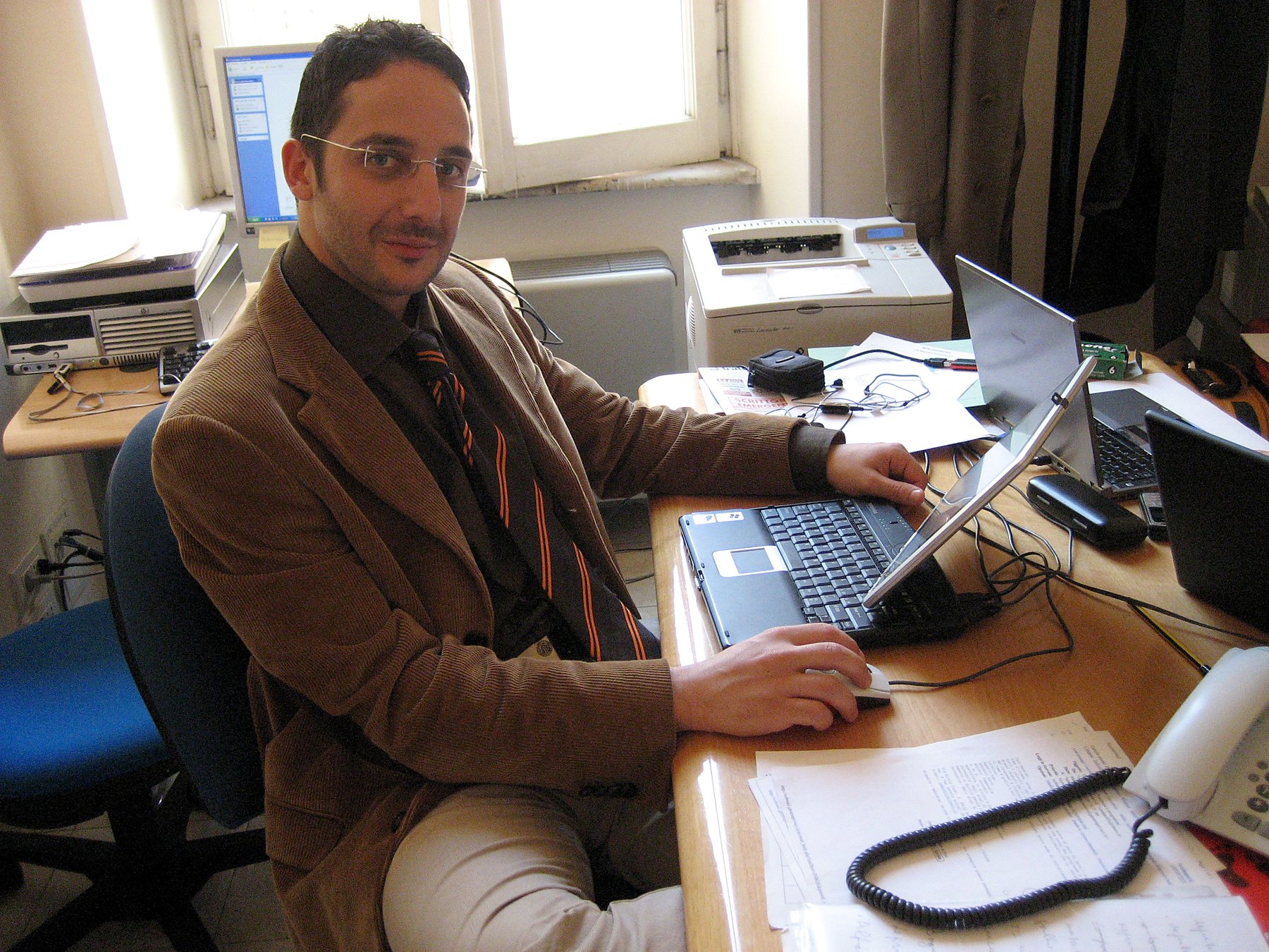 daniele cianci al lavoro in ufficio wainet web agency teramo abruzzo
