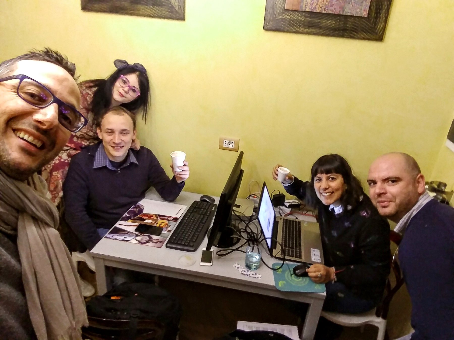 Collaboratori wainet al lavoro in ufficio