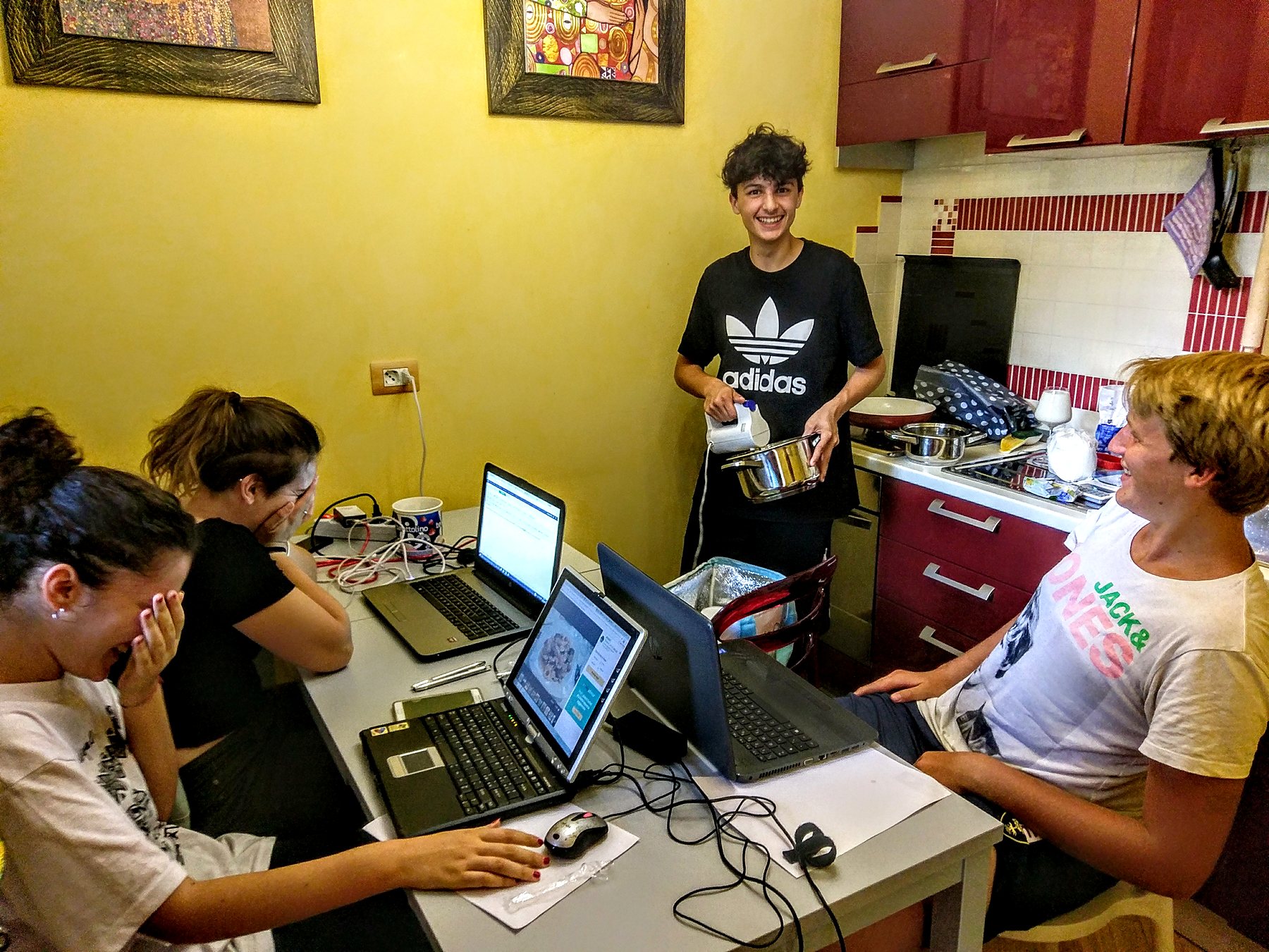 collaboratori wainet durante sessione di lavoro wainet web agency teramo abruzzo