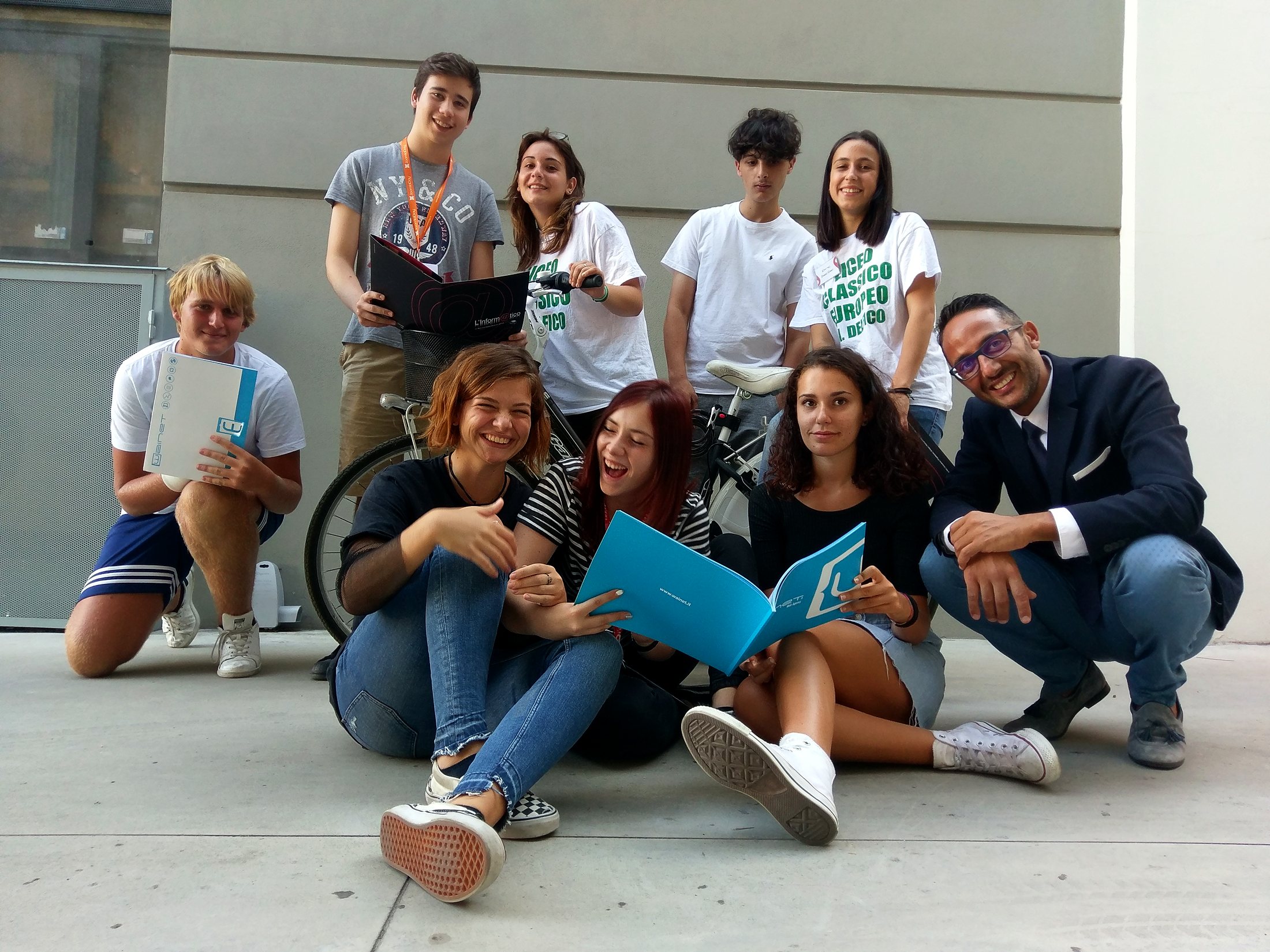 Gruppo wainet con cartelline aziendali