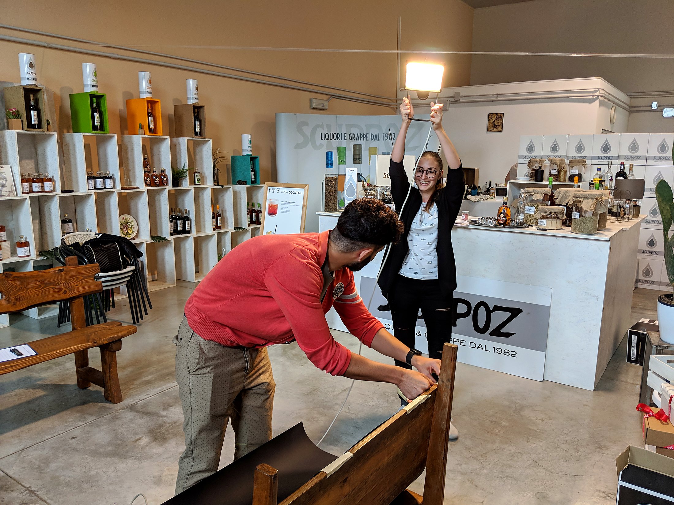 Preparazione di un set fotografico presso Scuppoz