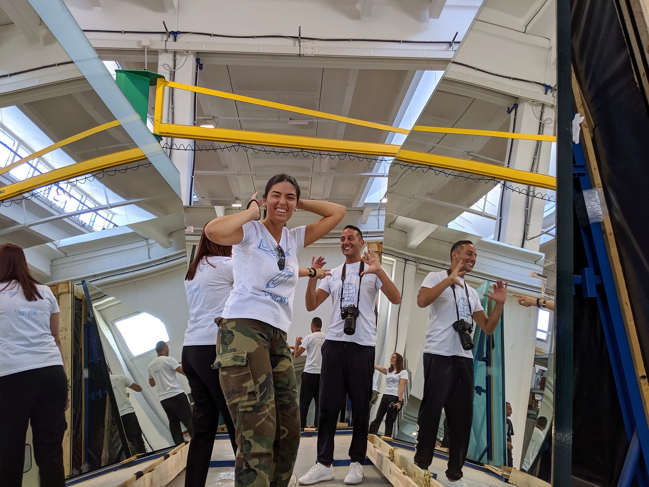 Staff wainet durante backstage industriale