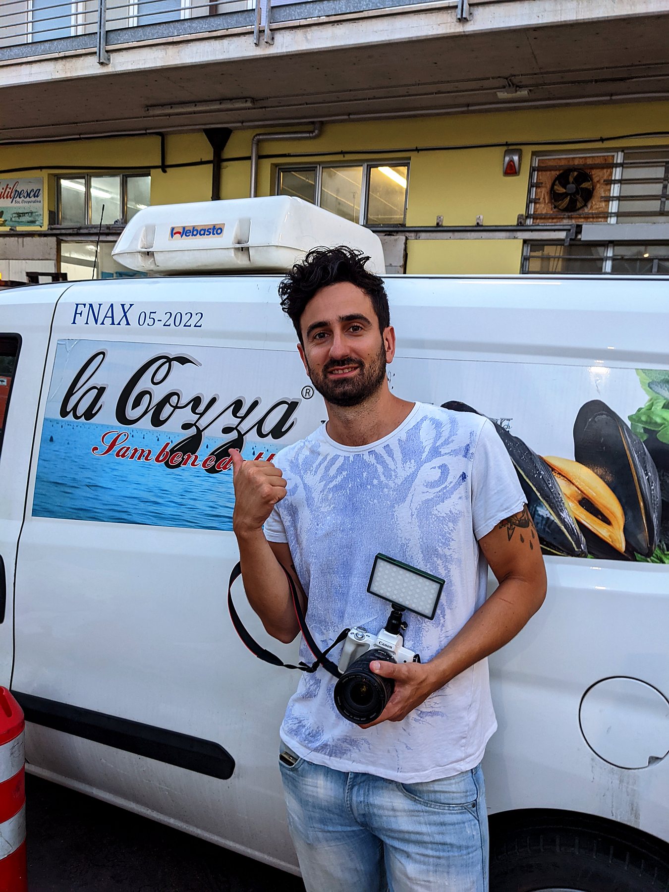 collaboratore wainet con attrezzatura drone wainet web agency teramo abruzzo