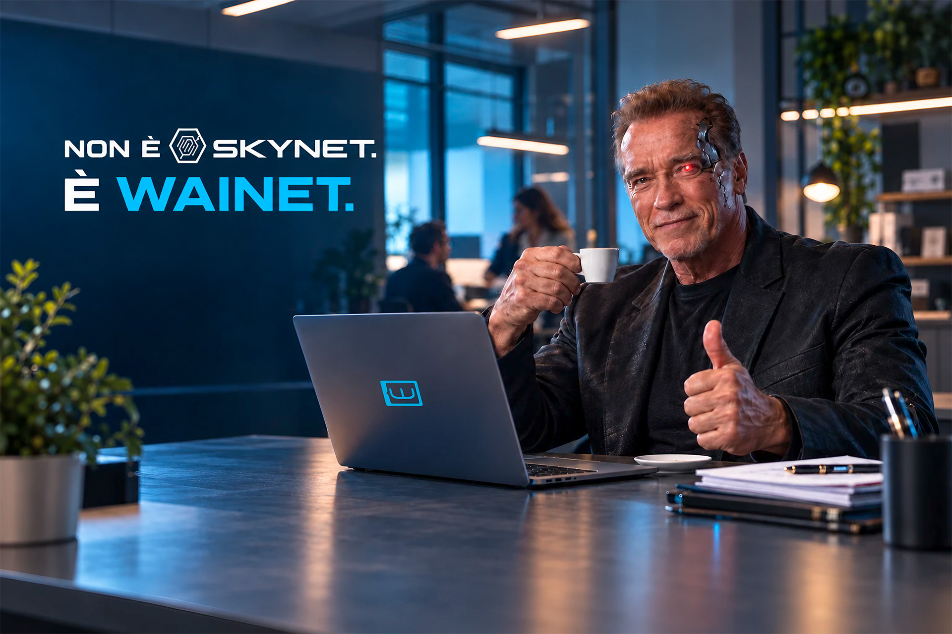 Arnold Schwarzenegger nei panni di Terminator sorride con una tazzina di caffè davanti a un portatile in ufficio