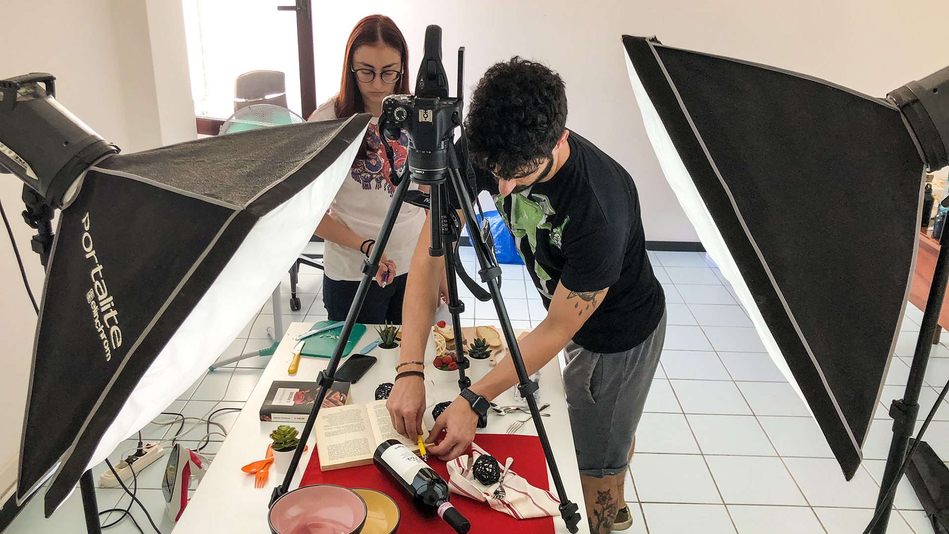 Fotografi Wainet durante l'allestimento del set per lo shooting food di Abruzzo da Mangiare