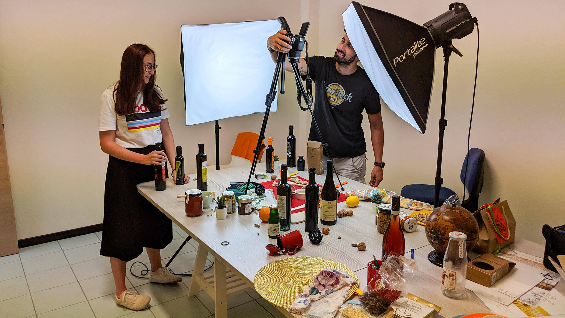 Fotografi Wainet sul set con prodotti tipici abruzzesi per lo shooting di Abruzzo da Mangiare