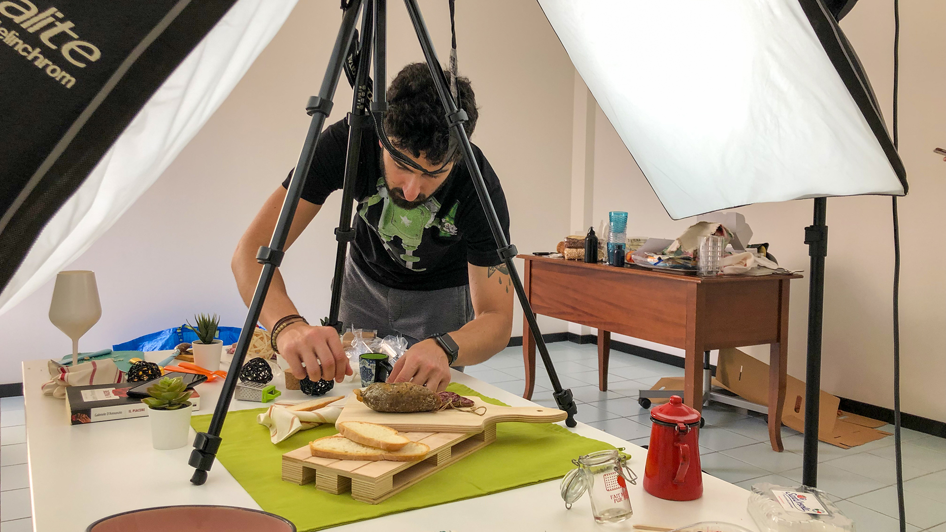 Fotografo Wainet durante lo shooting still life food per l'e-commerce Abruzzo da Mangiare