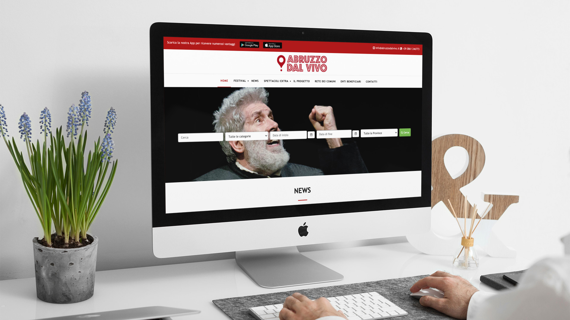 Uomo che guarda sull'iMac la home page del sito web di Abruzzo Dal Vivo