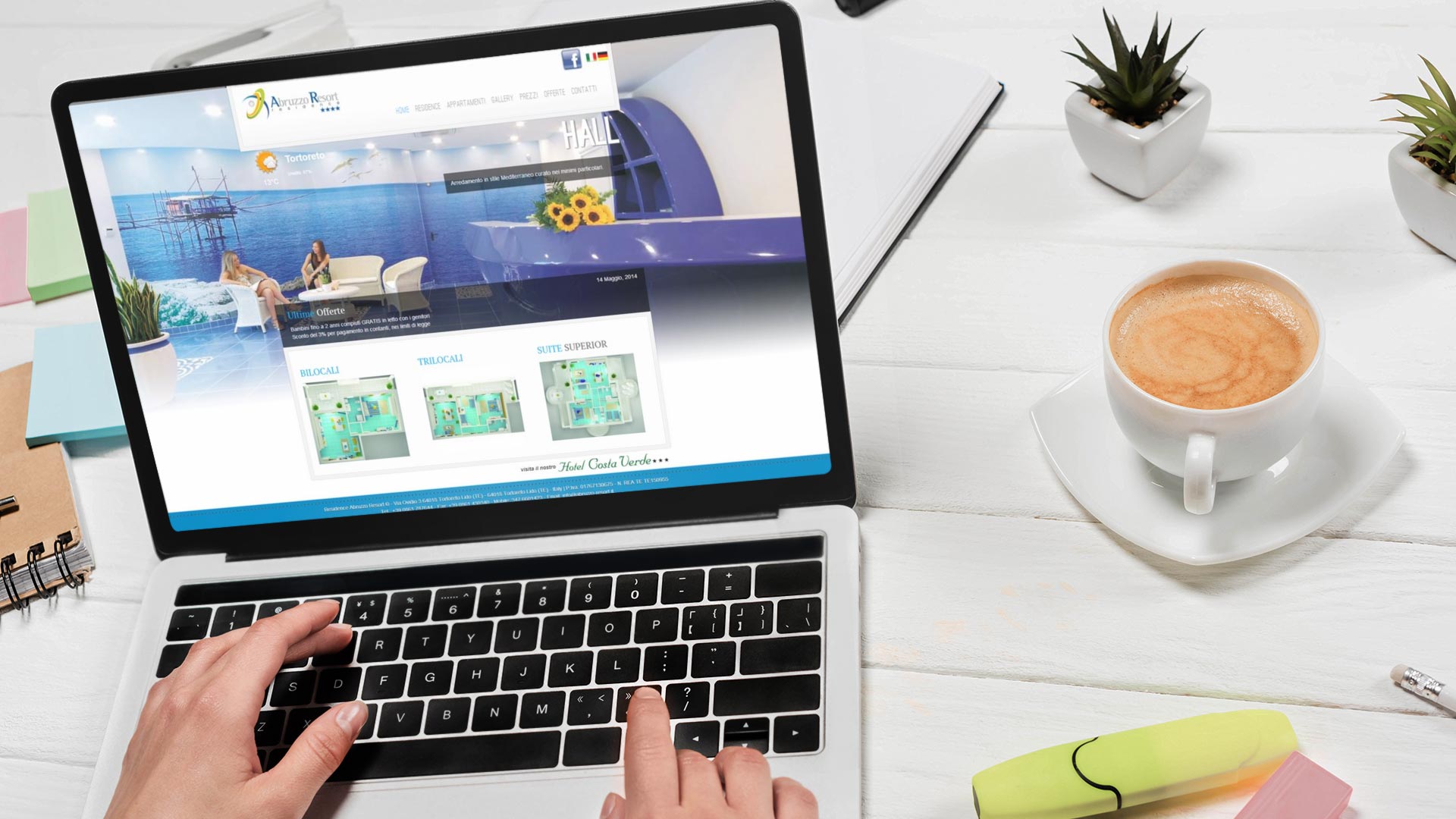 Mani di una donna con MacBook che guarda il Sito Web di Abruzzo Resort Residence Tortoreto