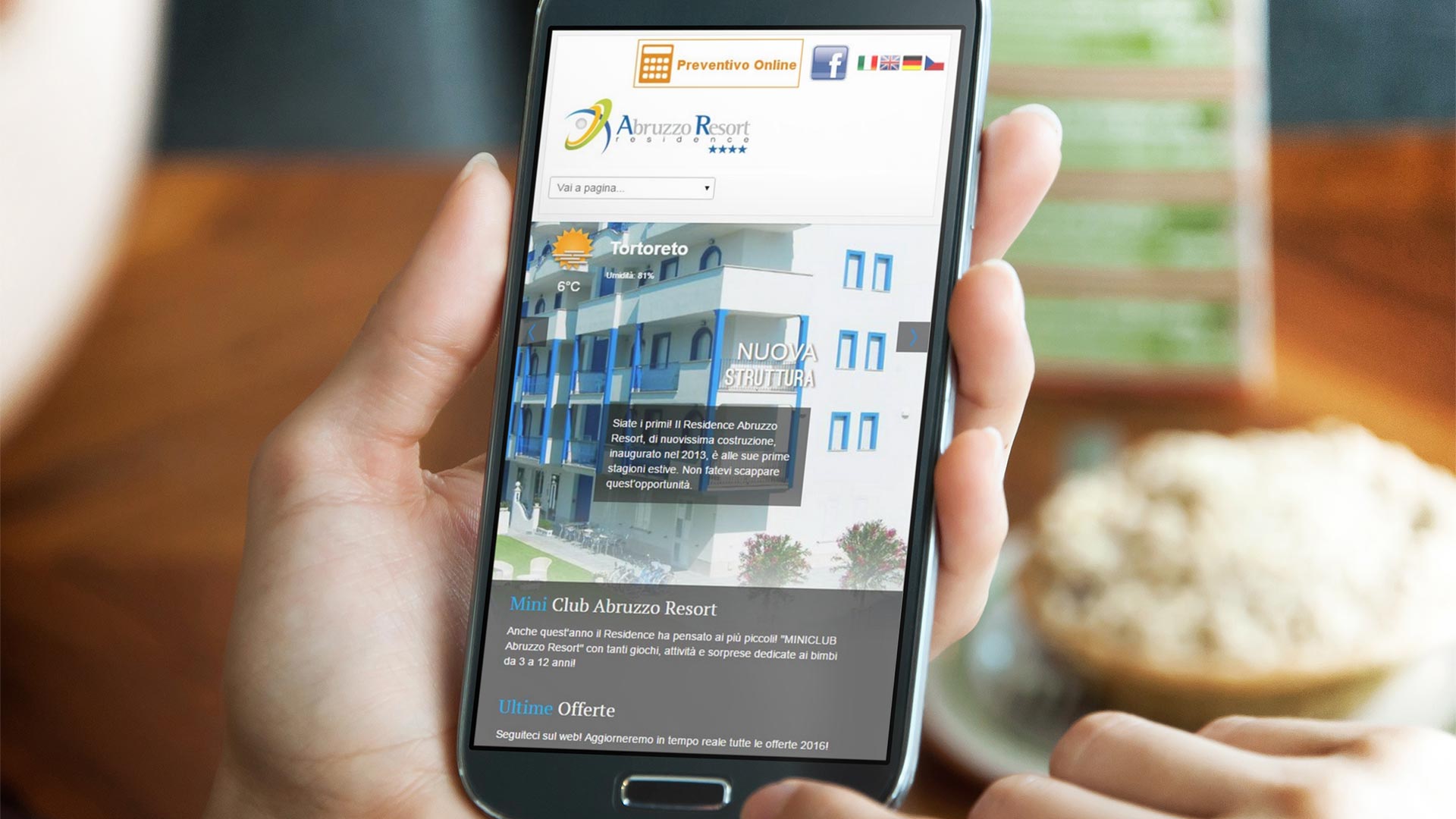 Persona con Samsung Galaxy che guarda il Sito Web di Abruzzo Resort Residence Tortoreto