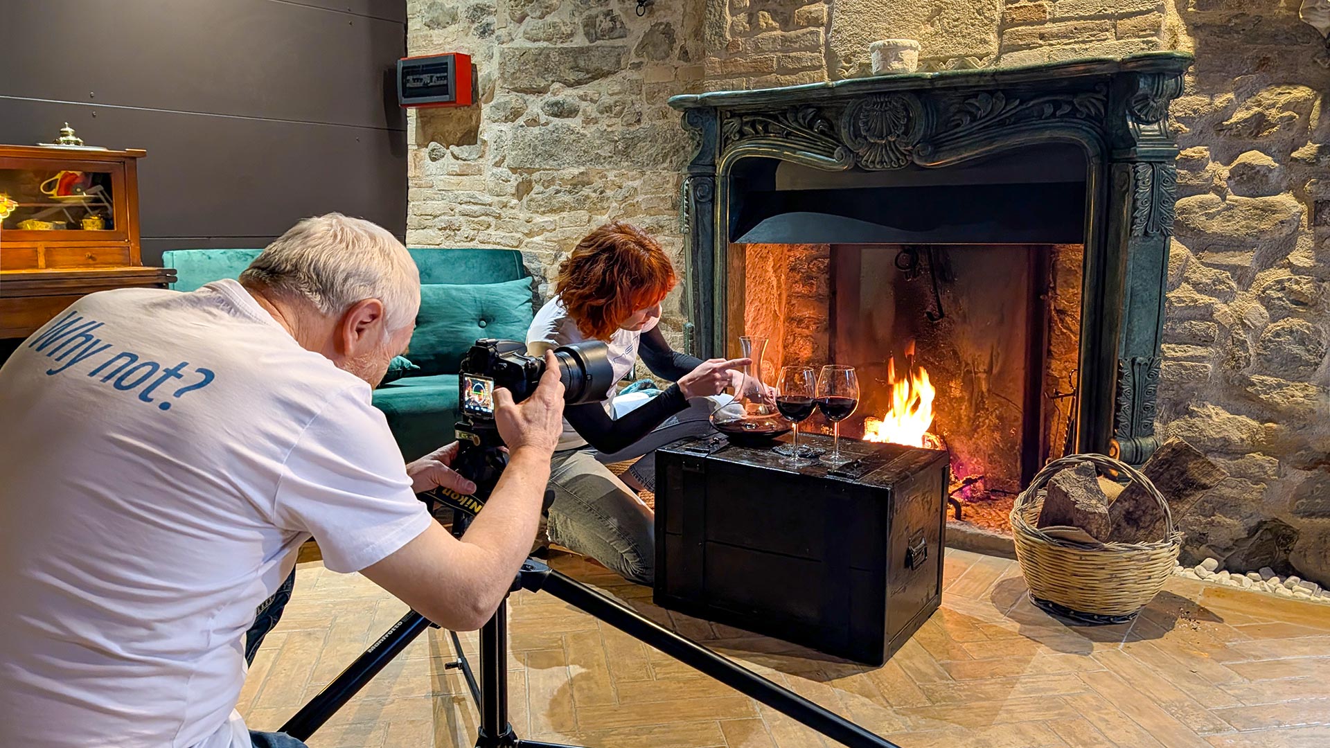 Fotografi durante uno scatto davanti al camino acceso di Abruzzo Tower