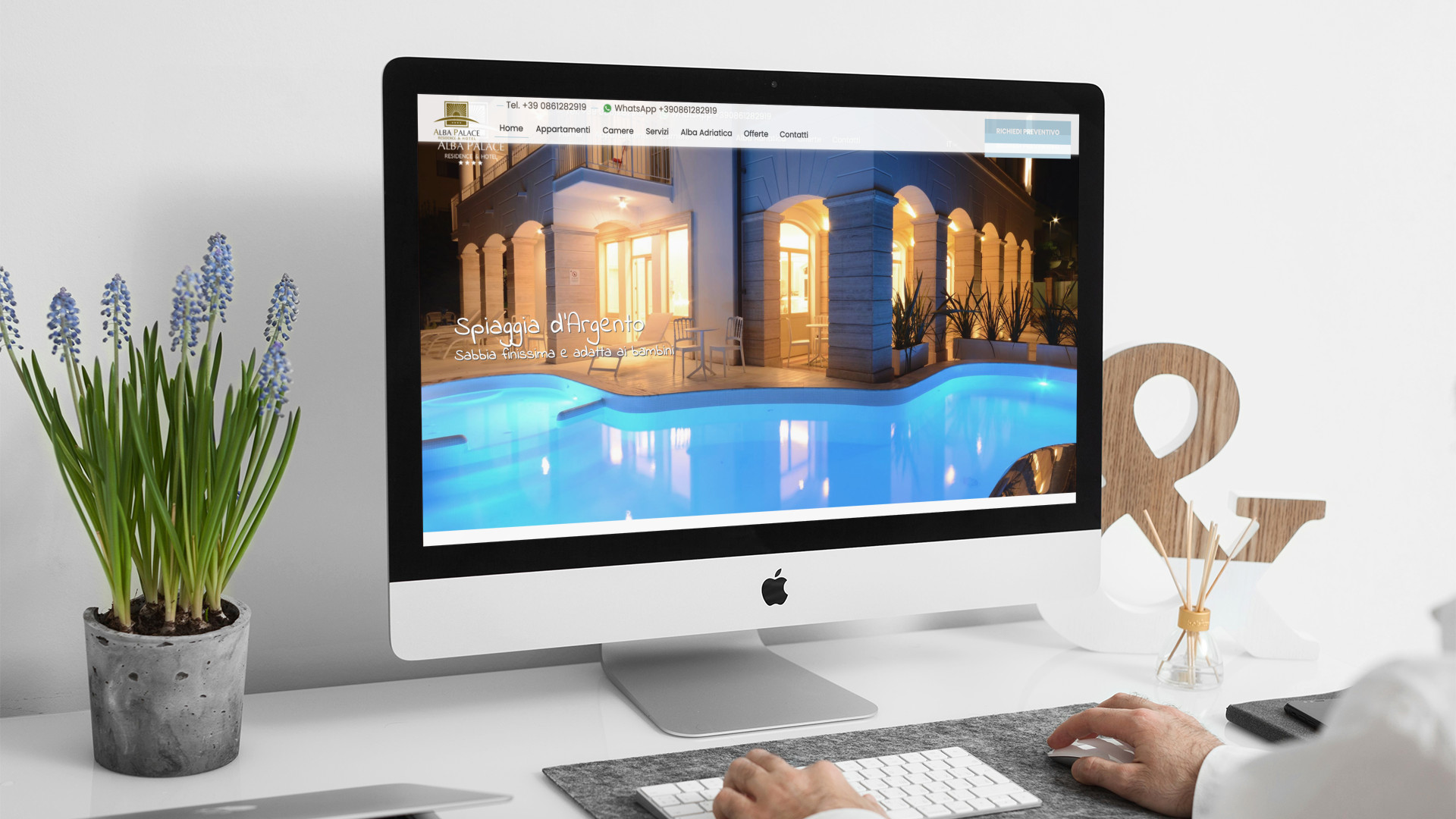 Uomo che guarda sull'iMac la Home Page del sito web di Alba Palace di Alba Adriatica