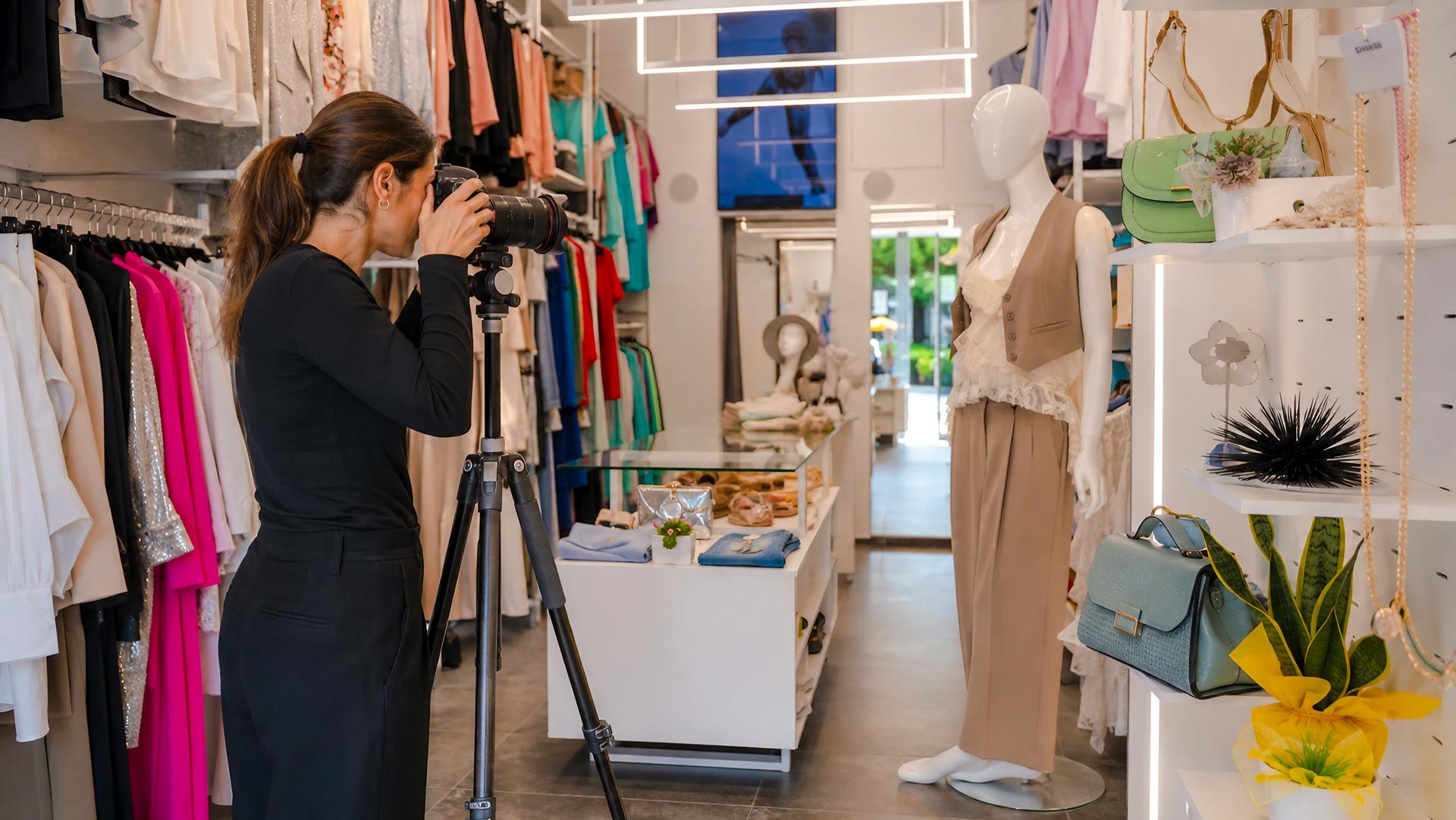Fotografa durante uno shooting di accessori nella boutique L'Altra Idea Moda