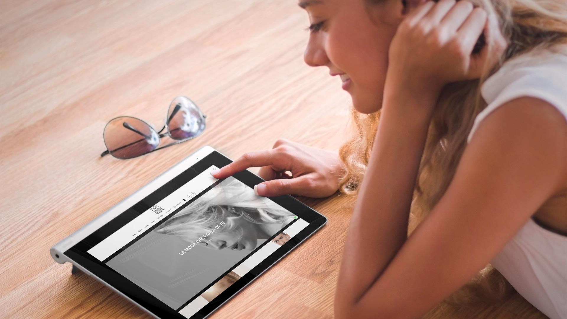 Ragazza con tablet mentre fa shopping sull'ecommerce Altra Idea Moda di Isola del Gran Sasso in provincia di Teramo