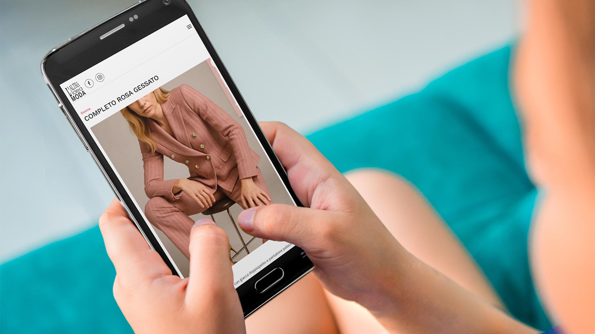 Ragazza che consulta da smartphone la versione responsive dell'ecommerce Altra Idea Moda di Isola del Gran Sasso