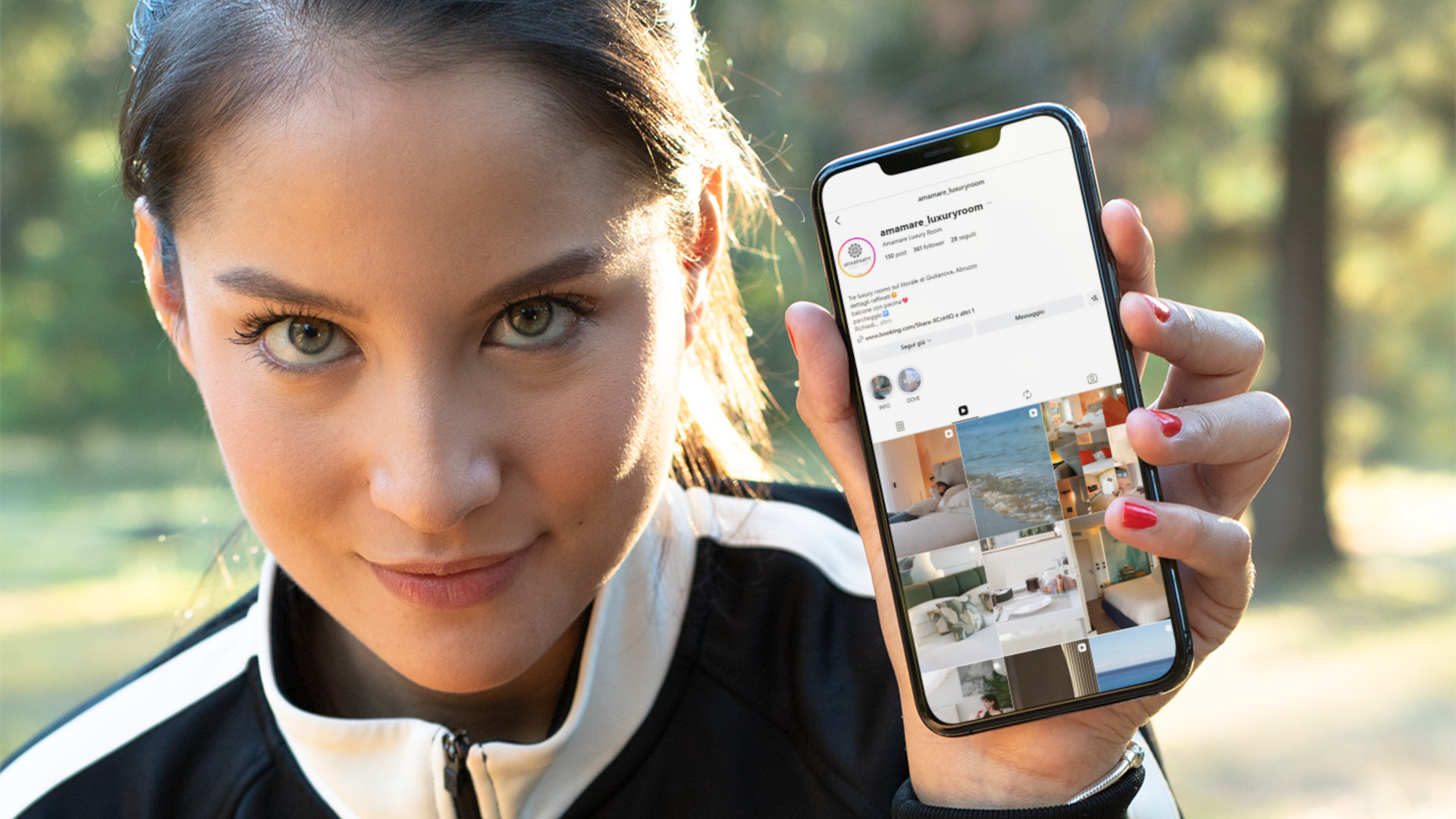 Donna mostra il sito AmaMare aperto su uno smartphone