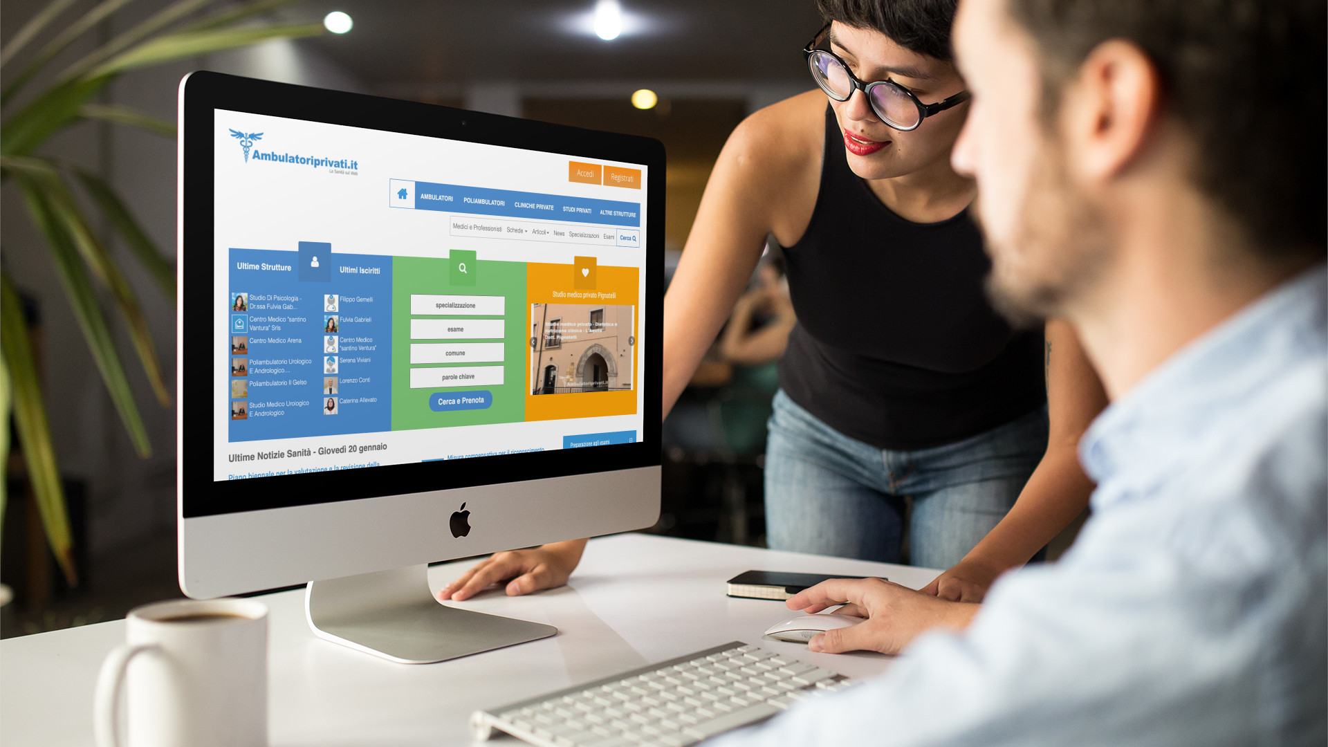 Ragazzi che guardano sull'iMac la Home Page del sito web di Ambulatori Privati