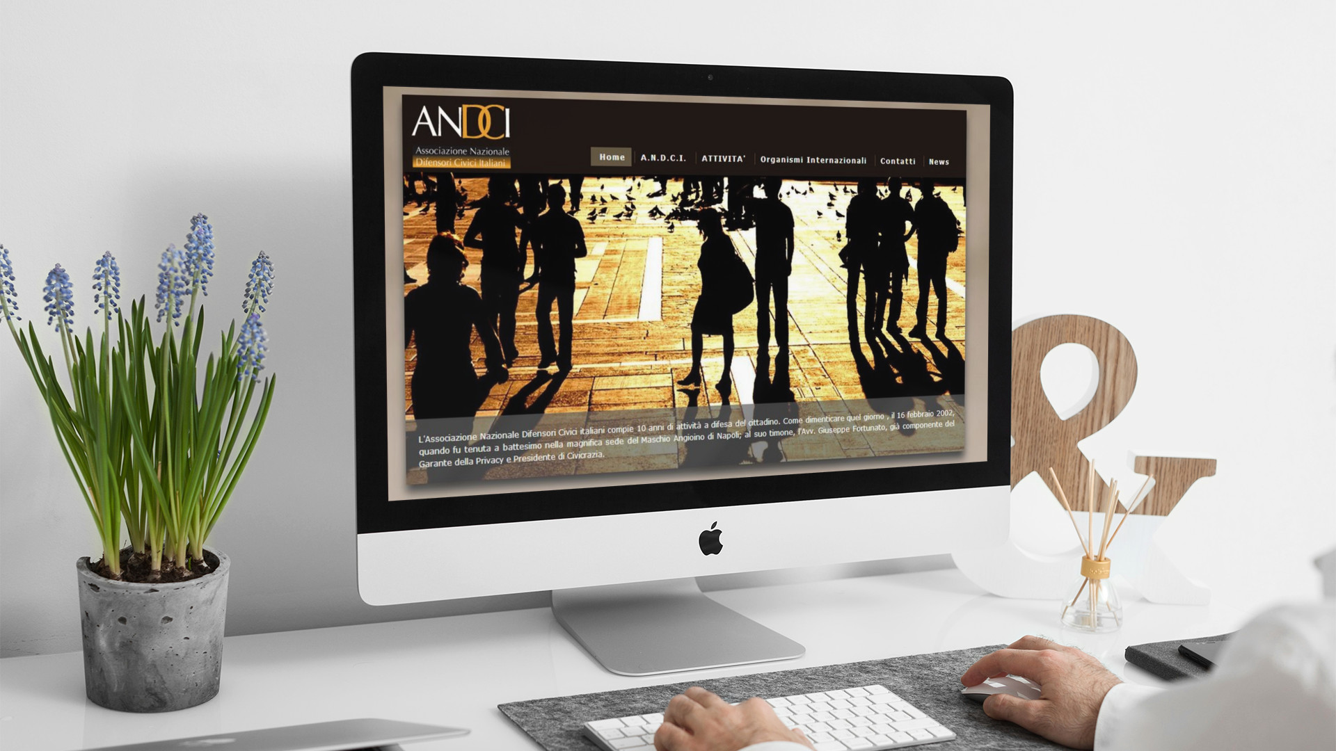 Uomo che guarda su iMac il sito web di ANDCI di Roma