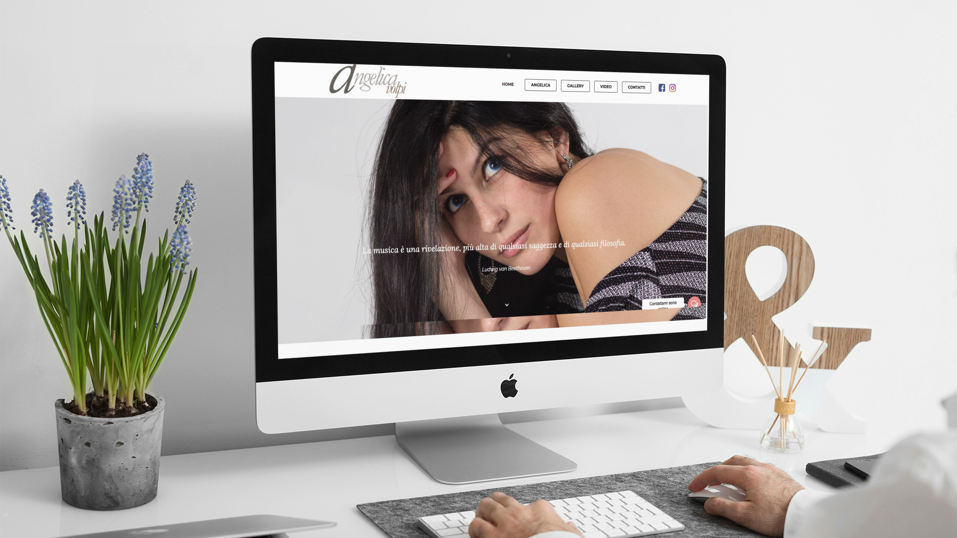 Uomo che guarda sull'iMac la Home Page del sito web di Angelica Volpi di Teramo