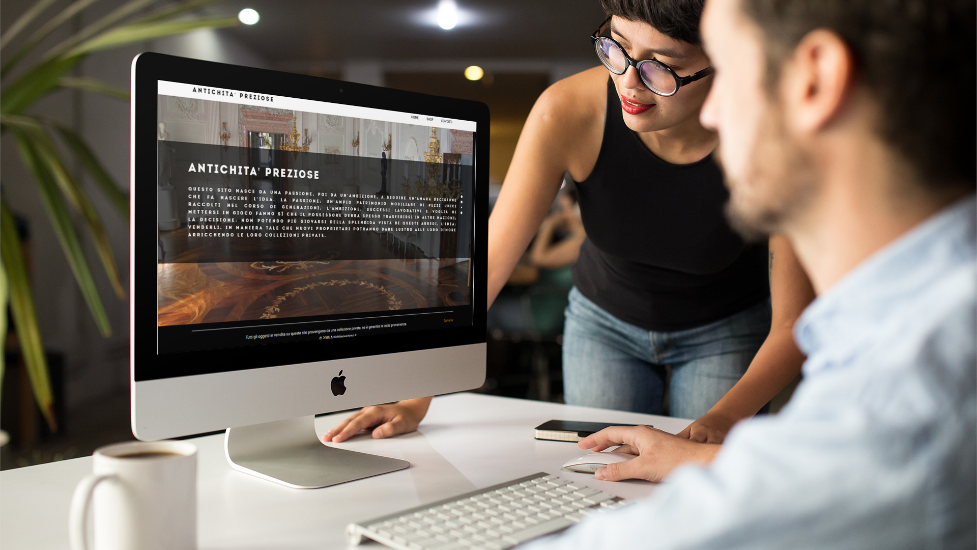 ingegneri che guardano sull'iMac la home page del sito web di Antichità Preziose di Teramo creato dall'agenzia web Wainet di Teramo Abruzzo