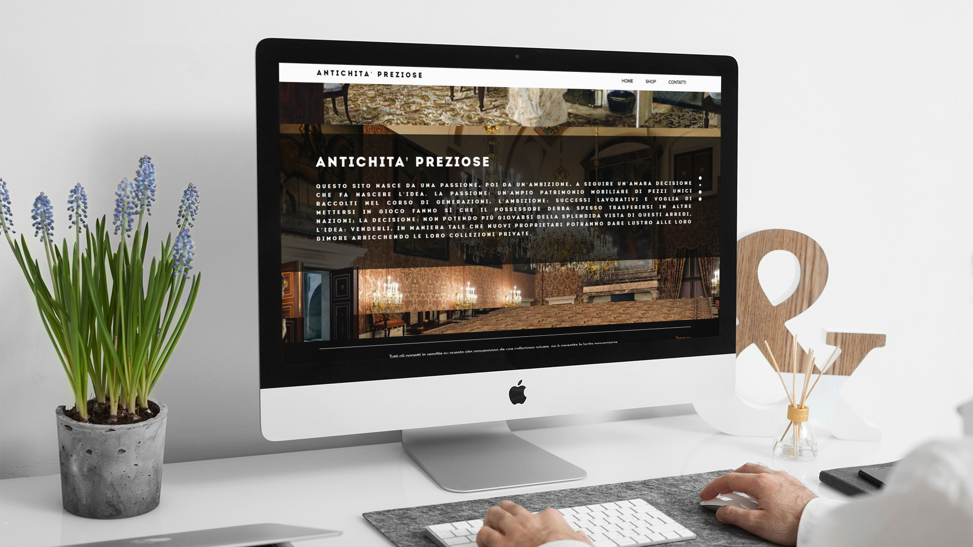 Uomo che guarda sull'iMac la Home Page del sito web di Antichità Preziose di Teramo