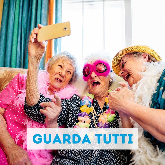 Tre anziane sorridono mentre scattano un selfie con lo smartphone