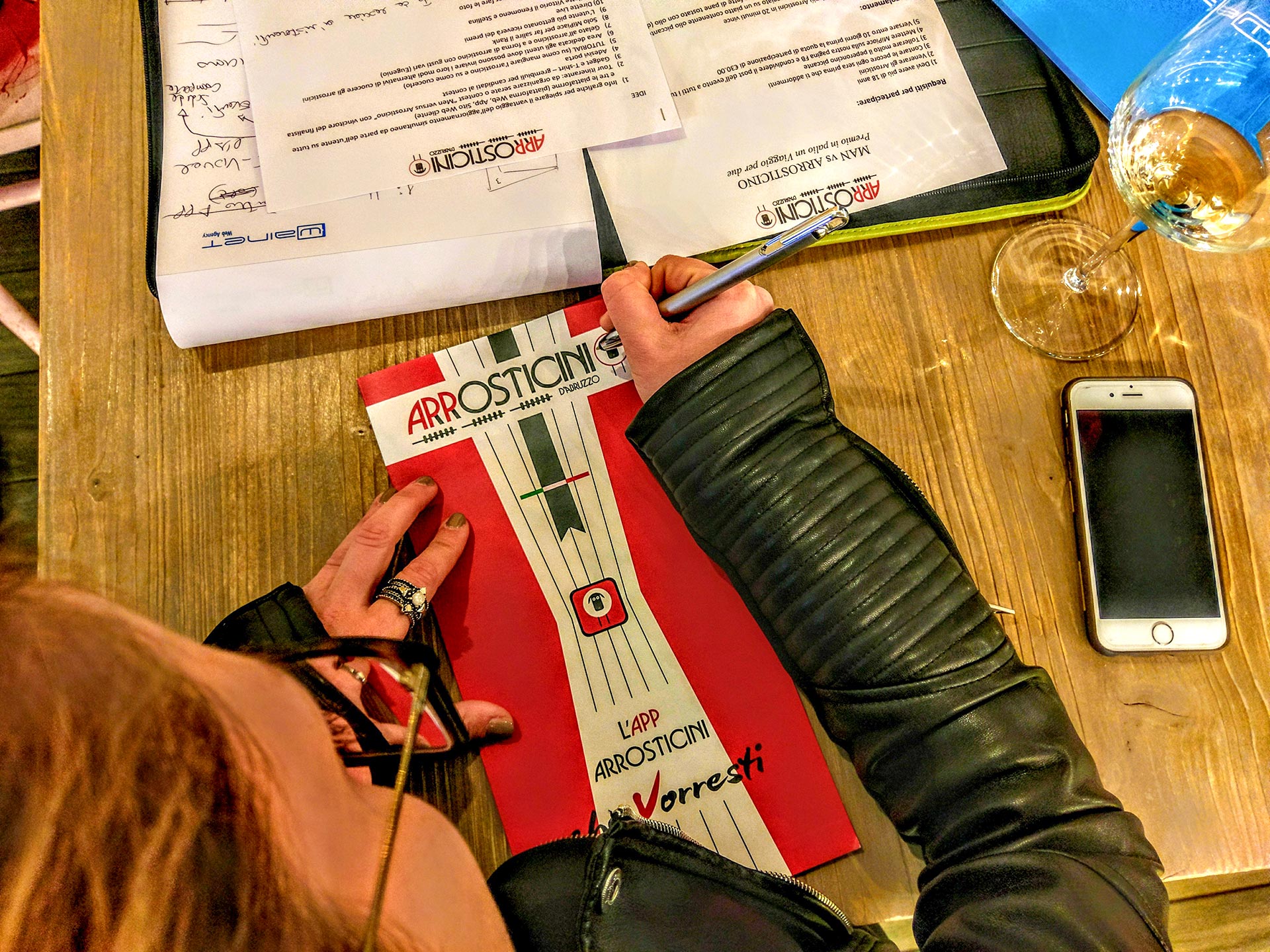 Collaboratrice mentre prende appunti sul progetto Arrosticini d'Abruzzo per cercare ristoranti produttori rivenditori ed