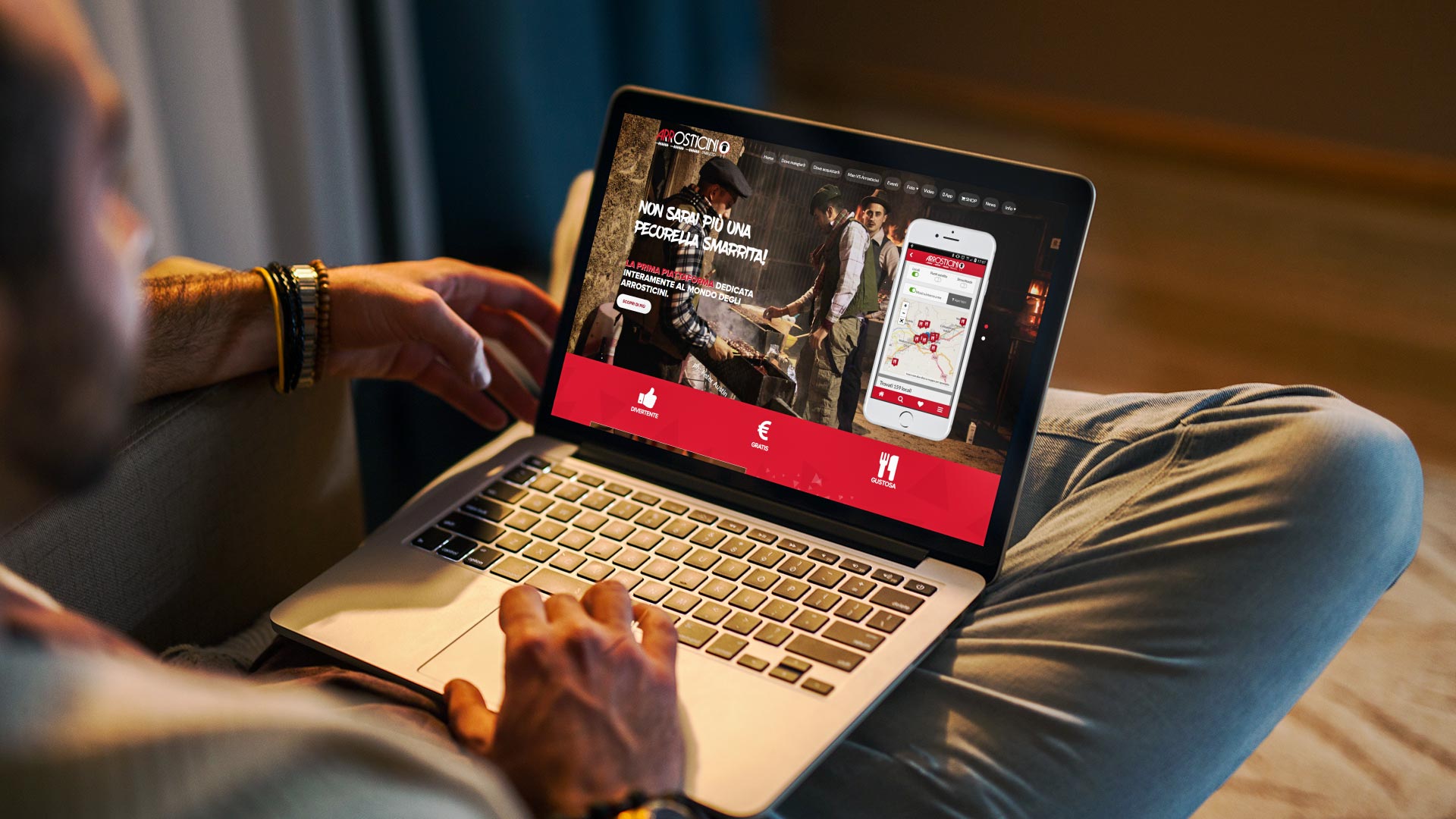 Uomo seduto sul divano con notebook mentre visualizza il Sito Web Arrosticini d'Abruzzo Teramo
