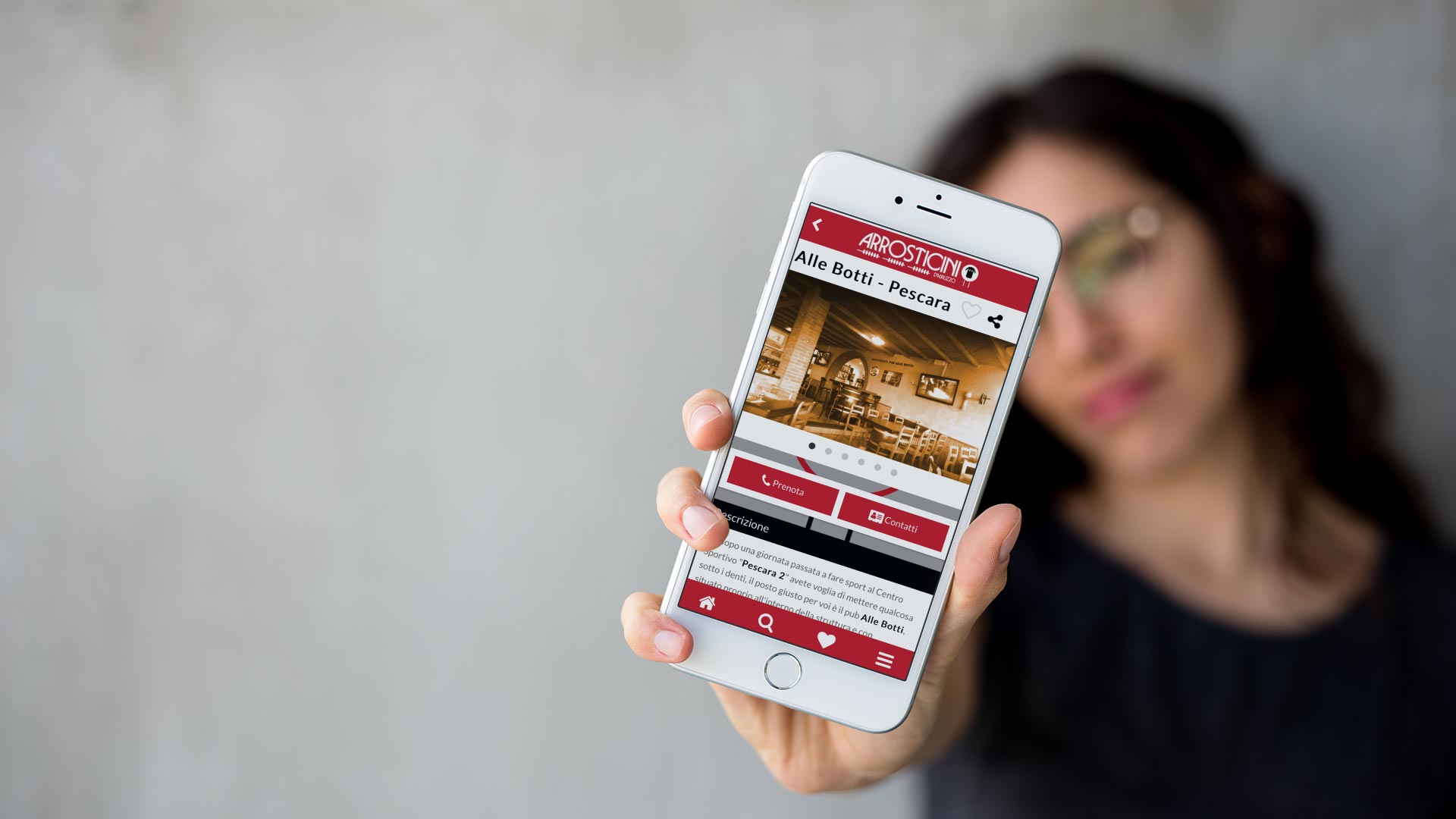 Ragazza mostra la pagina ristorante dell'app Arrosticini d'Abruzzo per iOS e Android Abruzzo Teramo