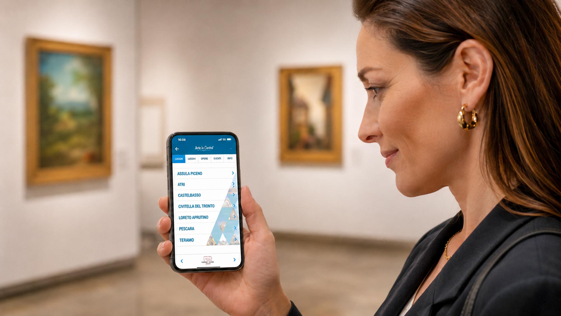 Signora in mostra d'arte con smartphone mentre guarda l'App Arte in Centro