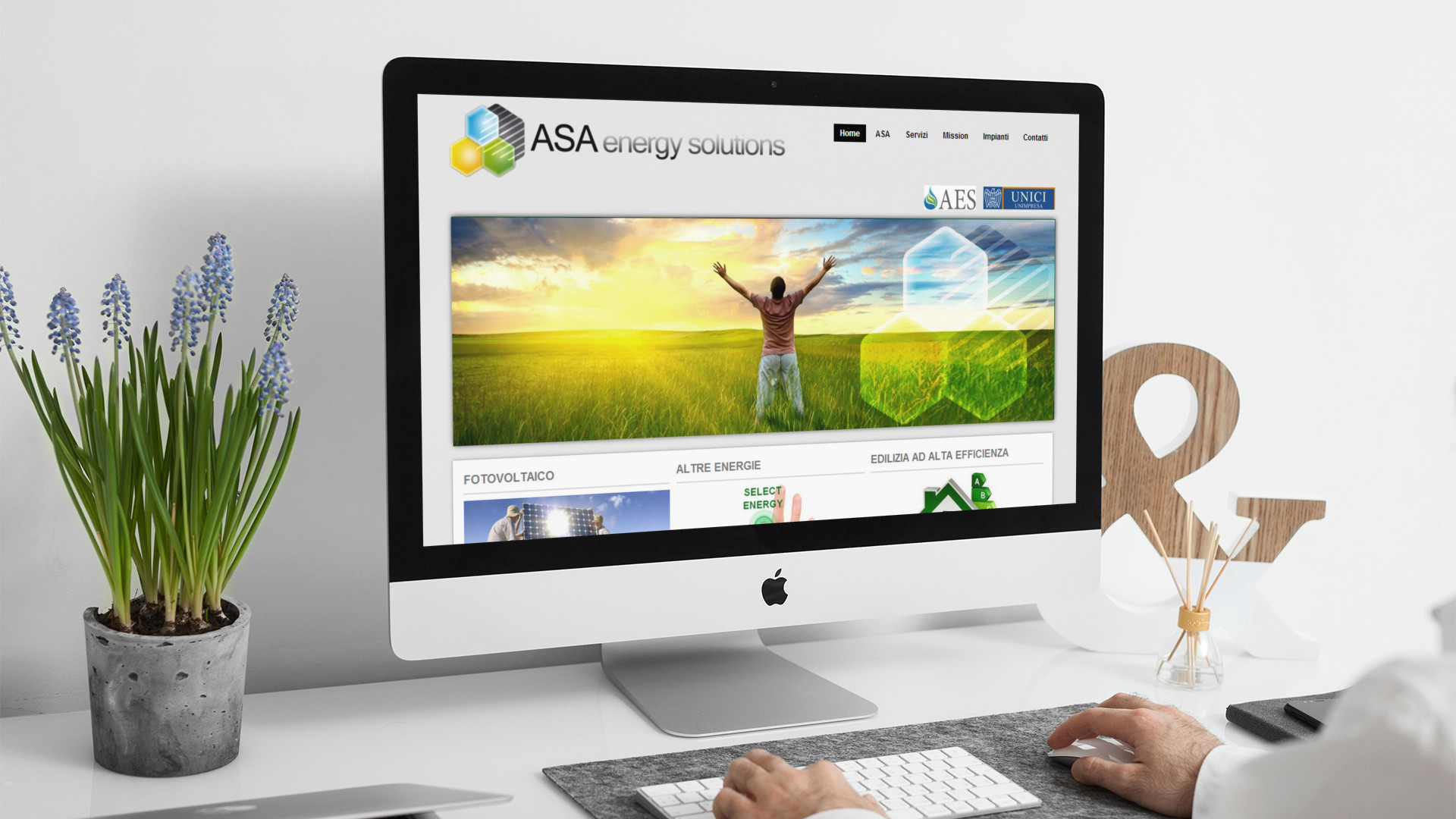 Uomo che guarda sull'iMac la Home Page del sito web di ASA Energia di Pescara