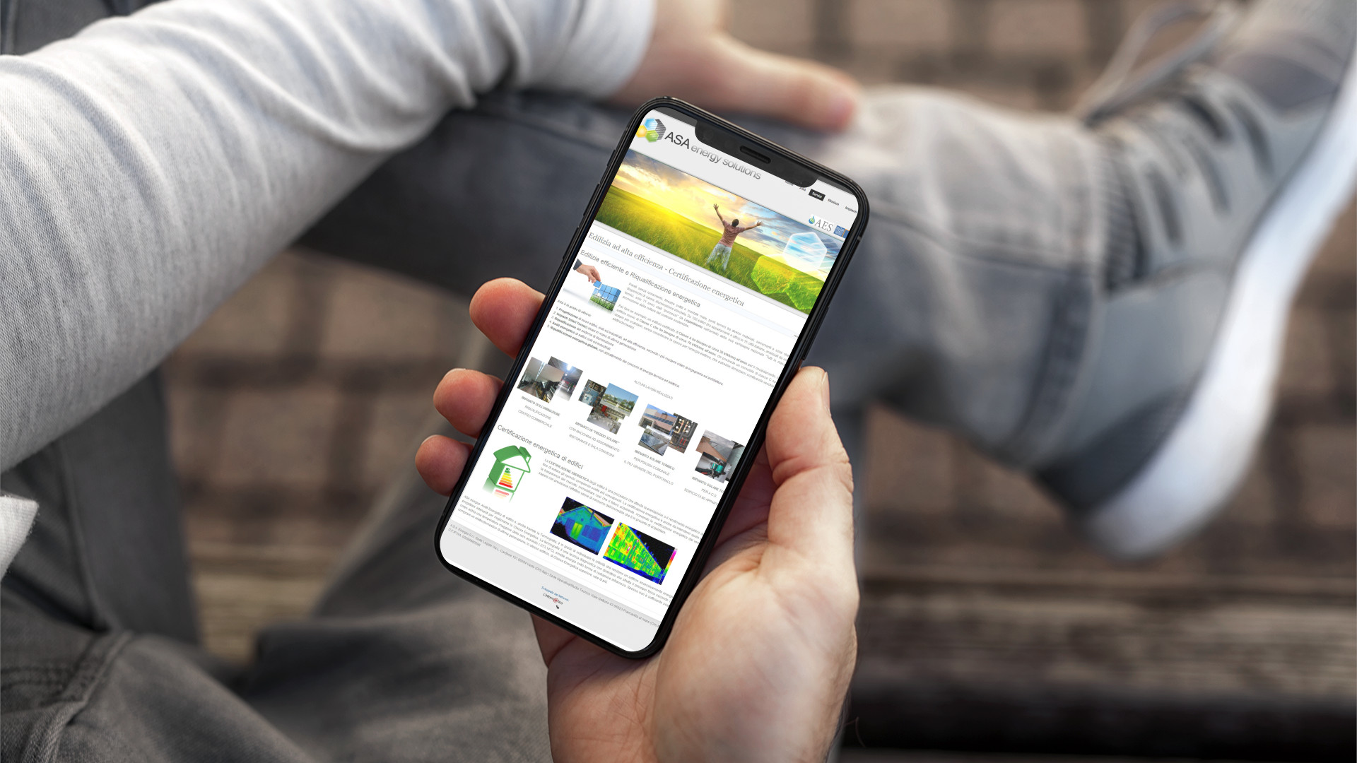 Mano con iPhone che mostra il sito web in modalità mobile di ASA Energia di Pescara