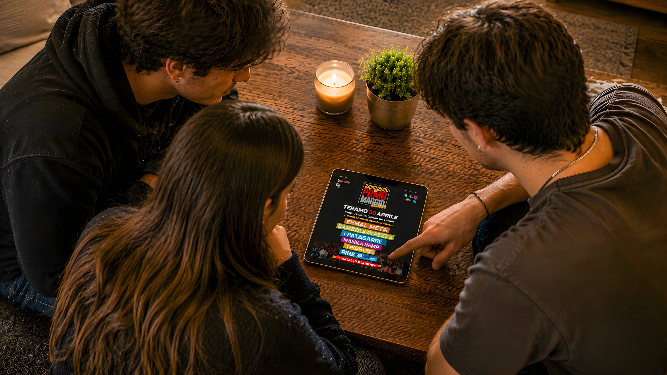 Ragazzi che guardano sul tablet la Home Page del sito web di Aspettando Il Primo Maggio di Teramo
