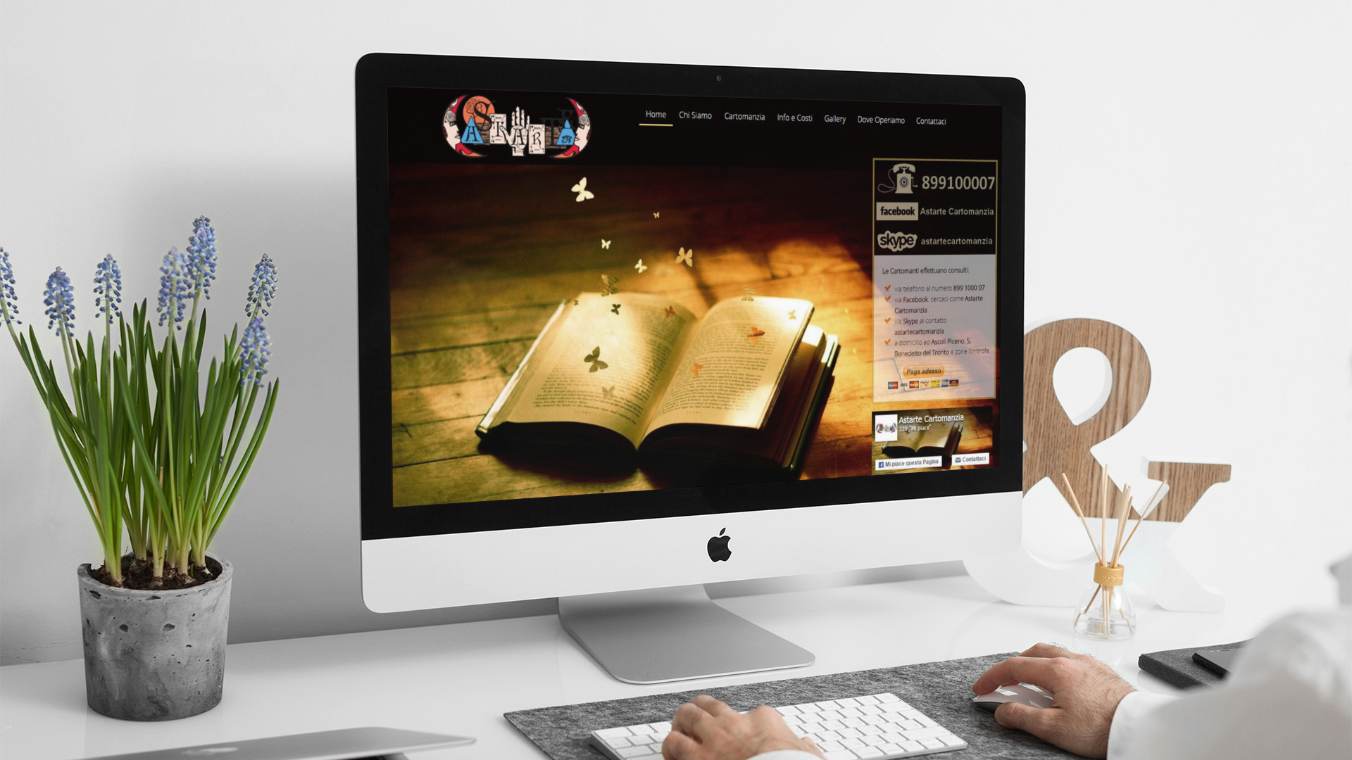Uomo che guarda sull'iMac la Home Page del sito web di Astarte Cartomanzia di Ascoli Piceno