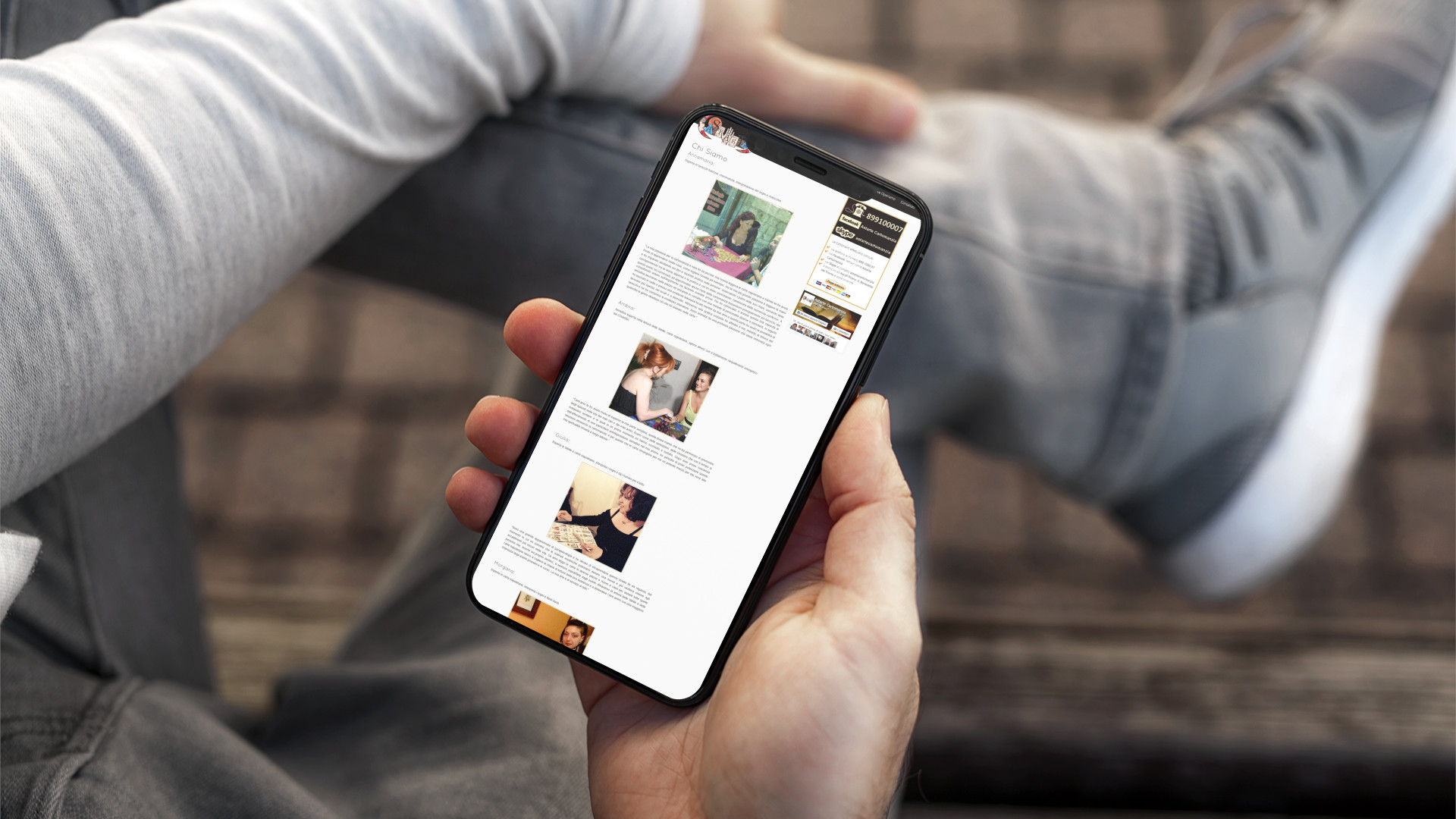 Mano con iPhone che mostra il sito web in modalità mobile responsive di Astarte Cartomanzia di Ascoli Piceno