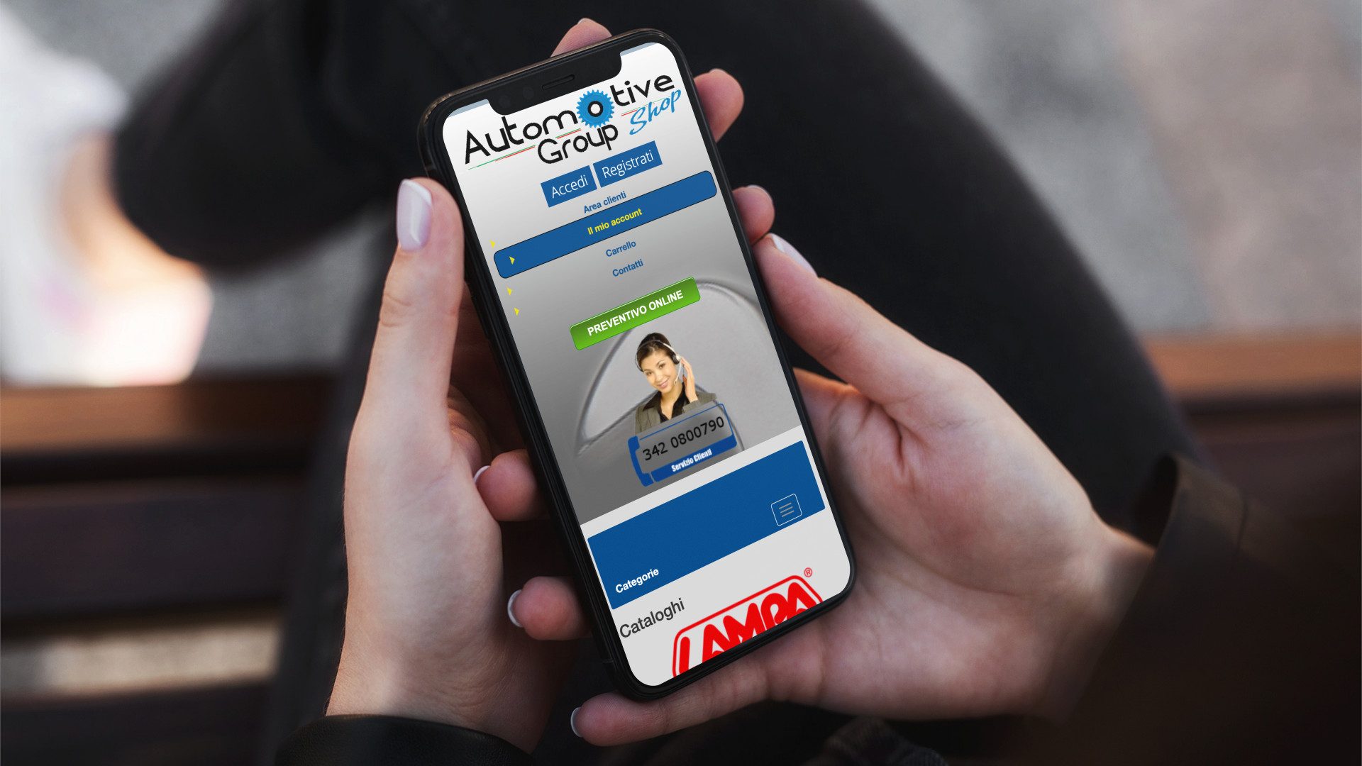 Mano di donna con iPhone che mostra il sito web in modalità mobile responsive di Automotive 24 Shop