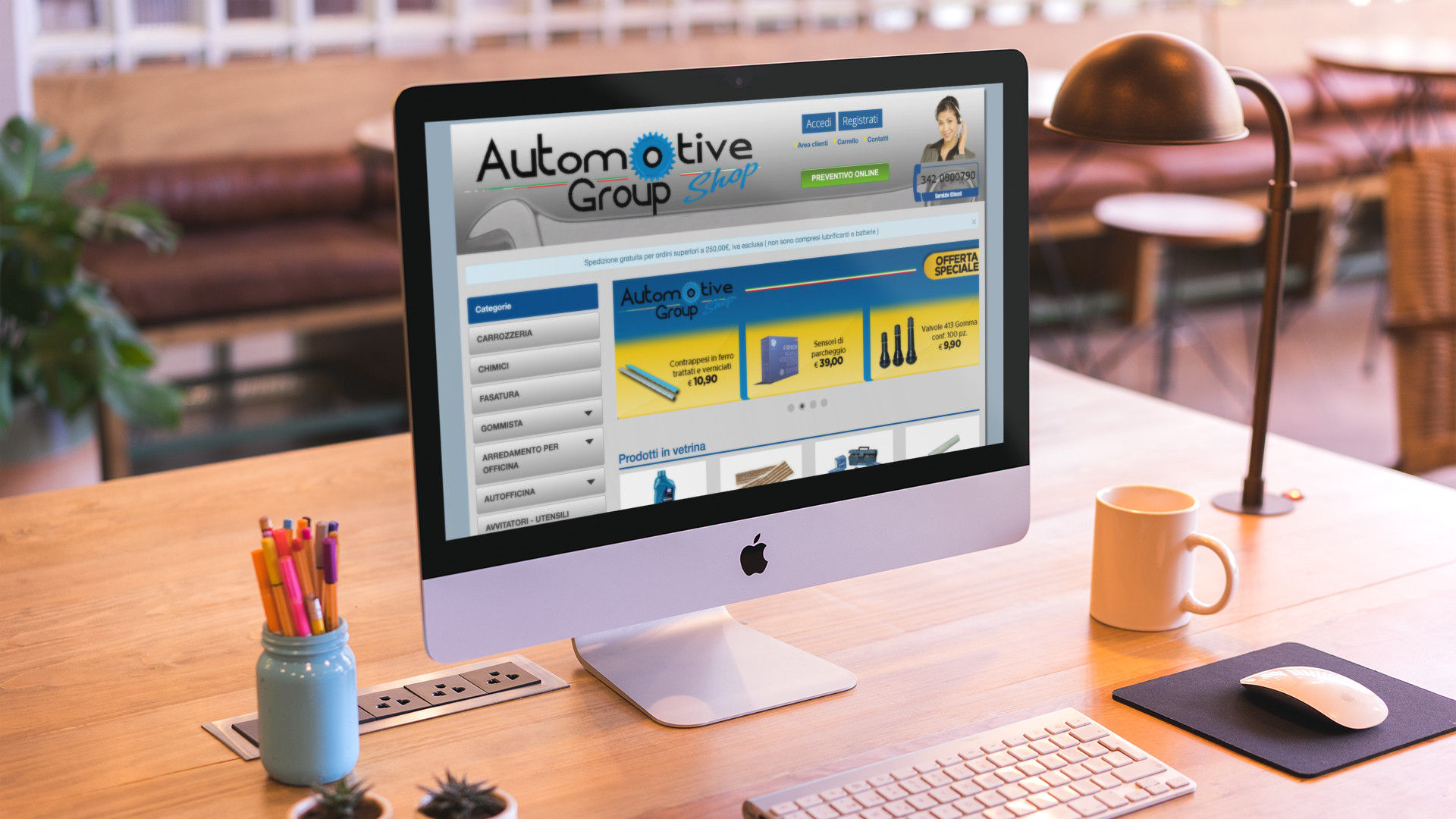 IMac sulla scrivania con aperta la home page del sito web di Automotive 24 Shop