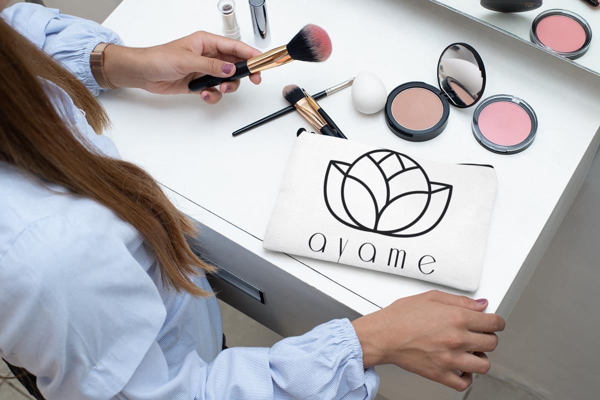 Ragazza makeup artist mentre sta provando i trucchi Ayame Cosmetics