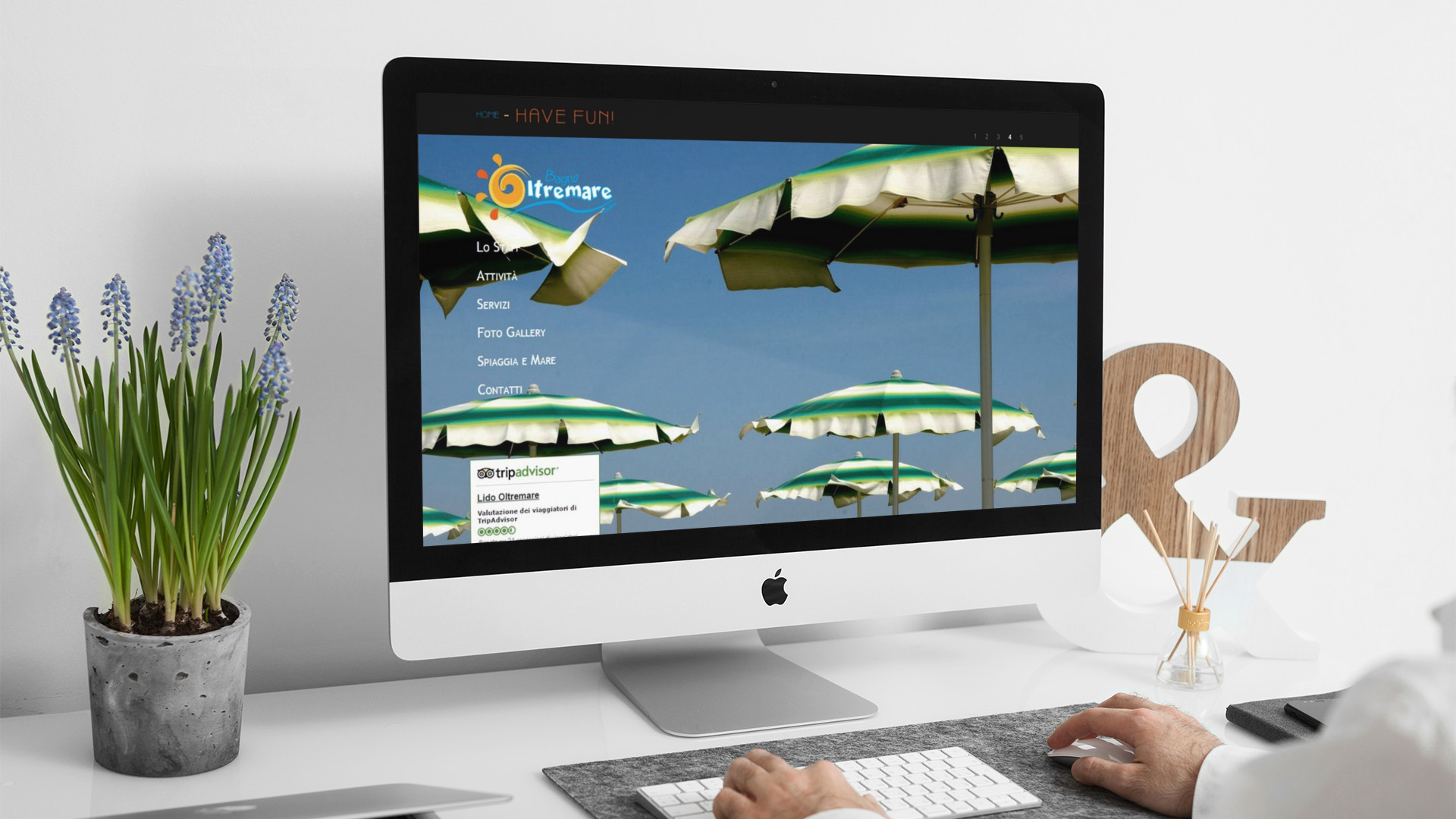 Uomo che guarda sull'iMac la Home Page del sito web di Bagno Oltremare di Roseto Degli Abruzzi