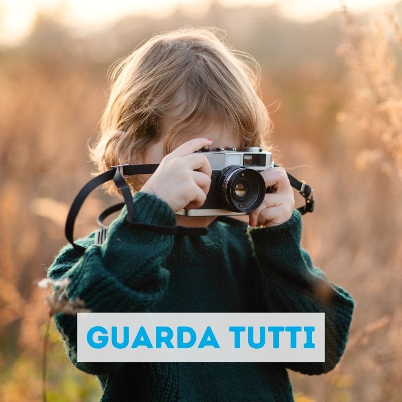 Bambina con occhiali e macchina fotografica vintage