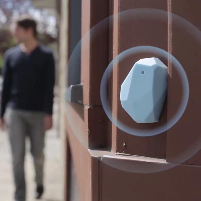 Beacon fissato a una parete mentre una persona passa nelle vicinanze