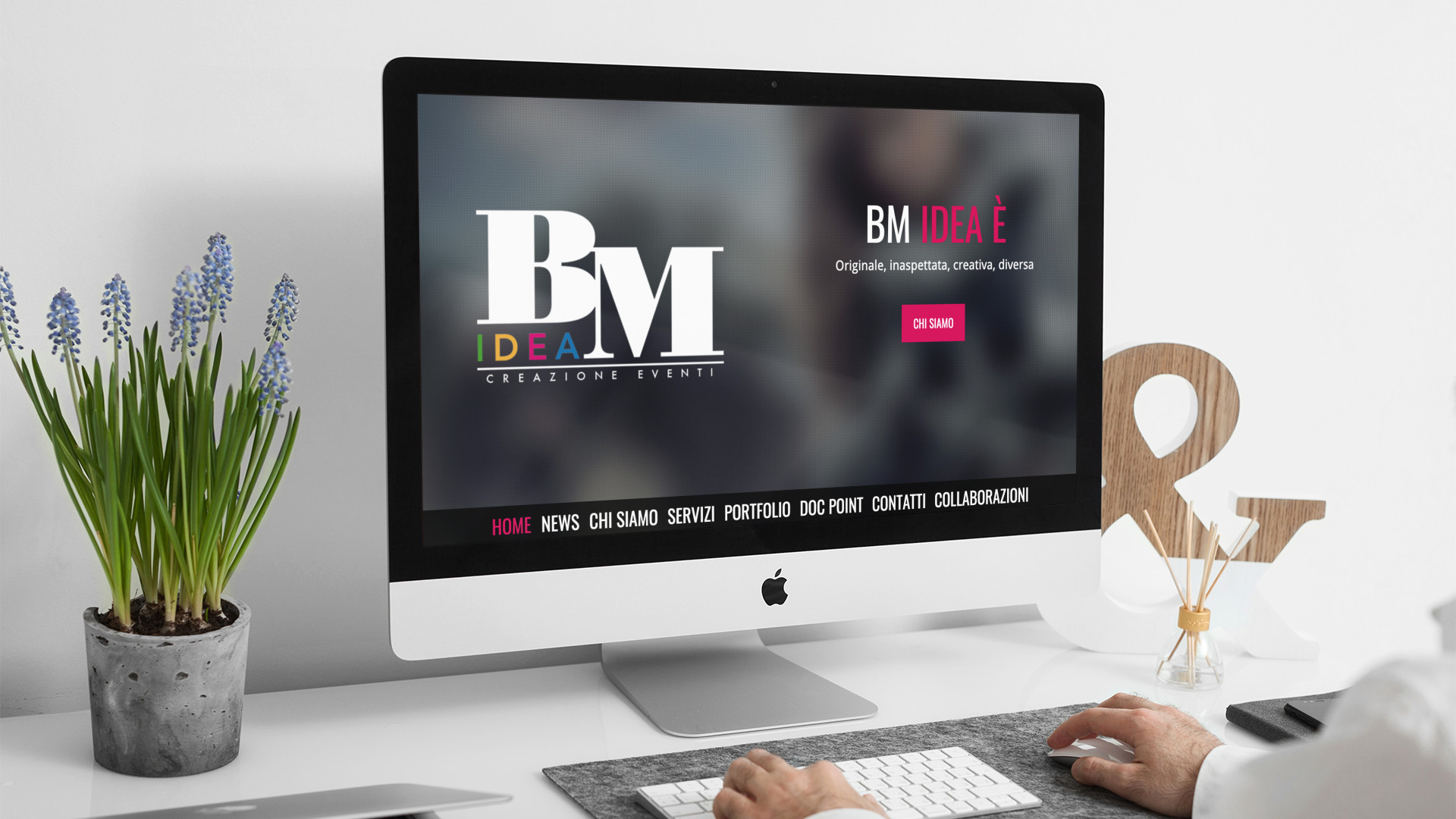 Uomo che guarda sull'iMac la Home Page del sito web di BM Idea di Teramo