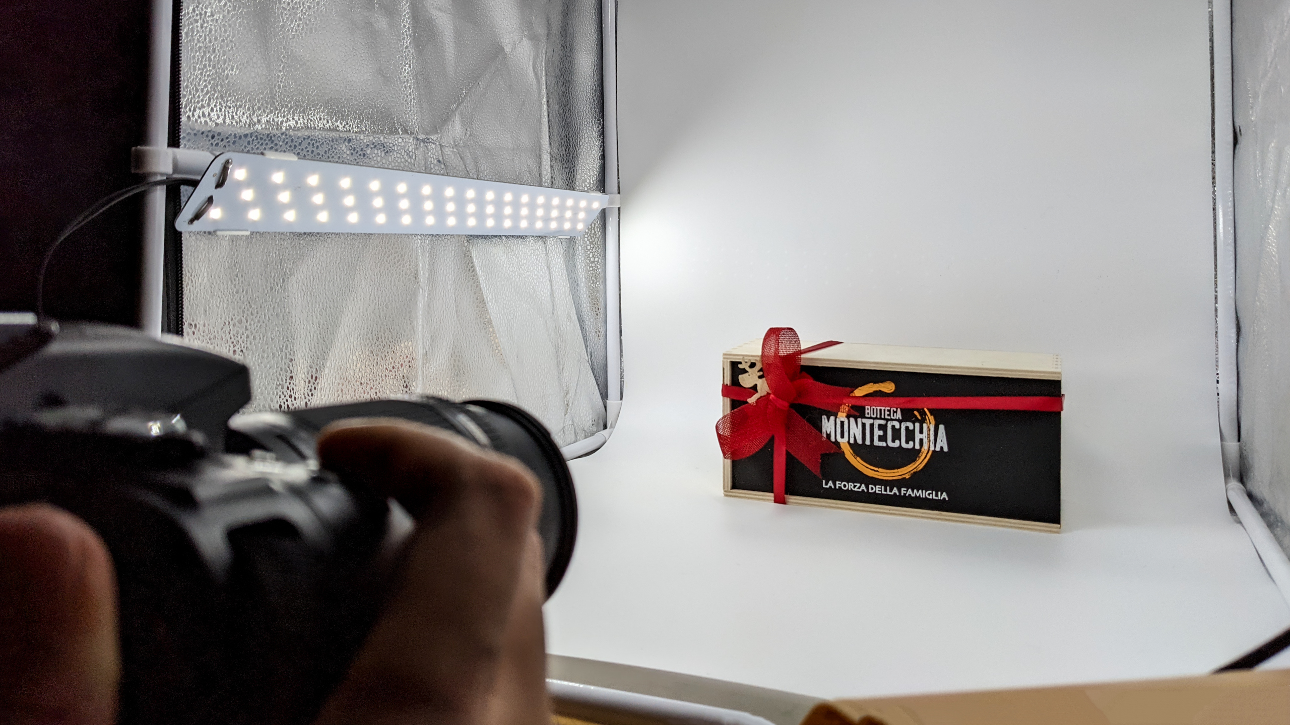Fotografo durante lo scatto di un prodotto Bottega Montecchia nella lightbox