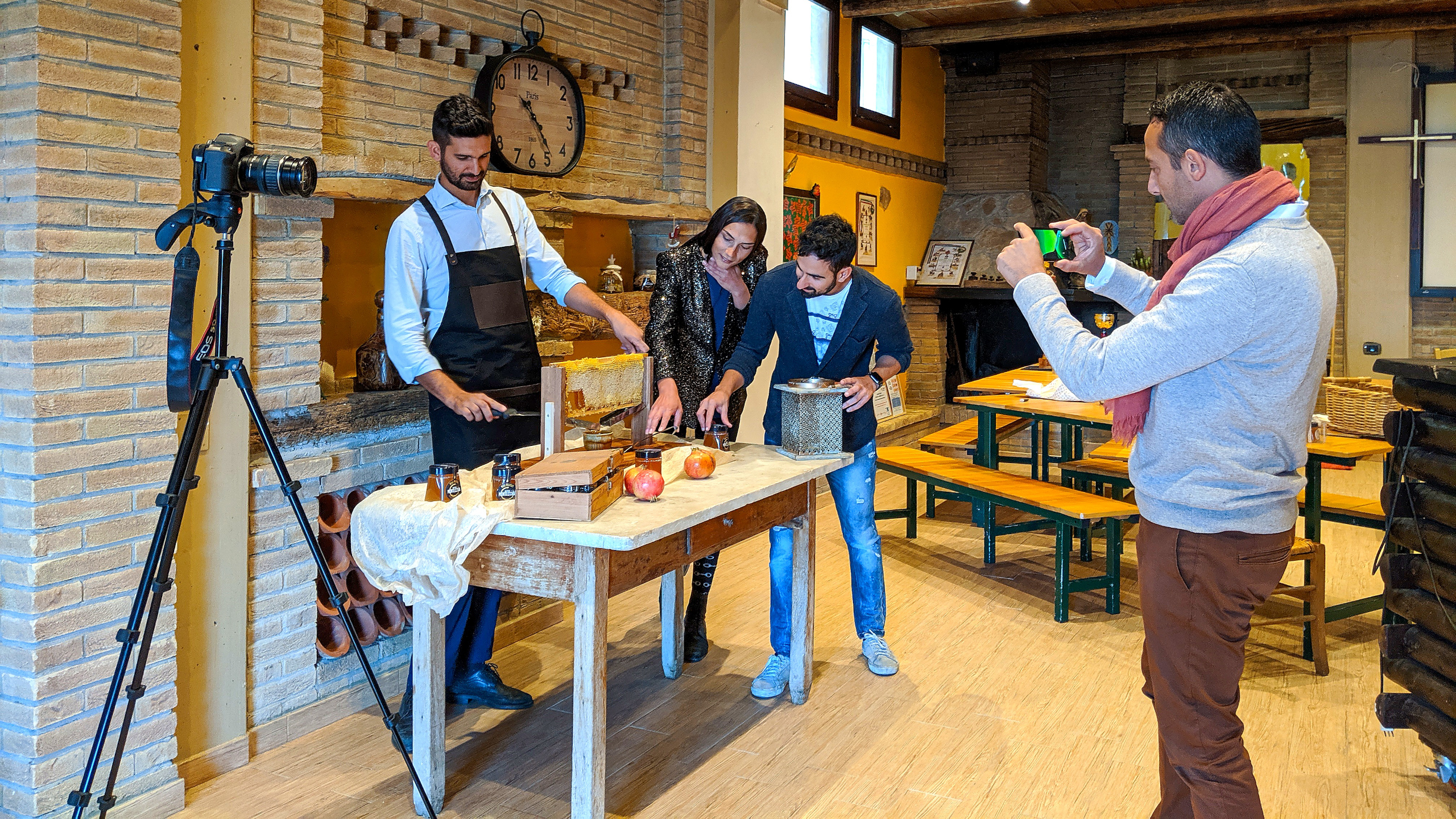 Videomaker durante l'intervista a un artigiano della Bottega Montecchia