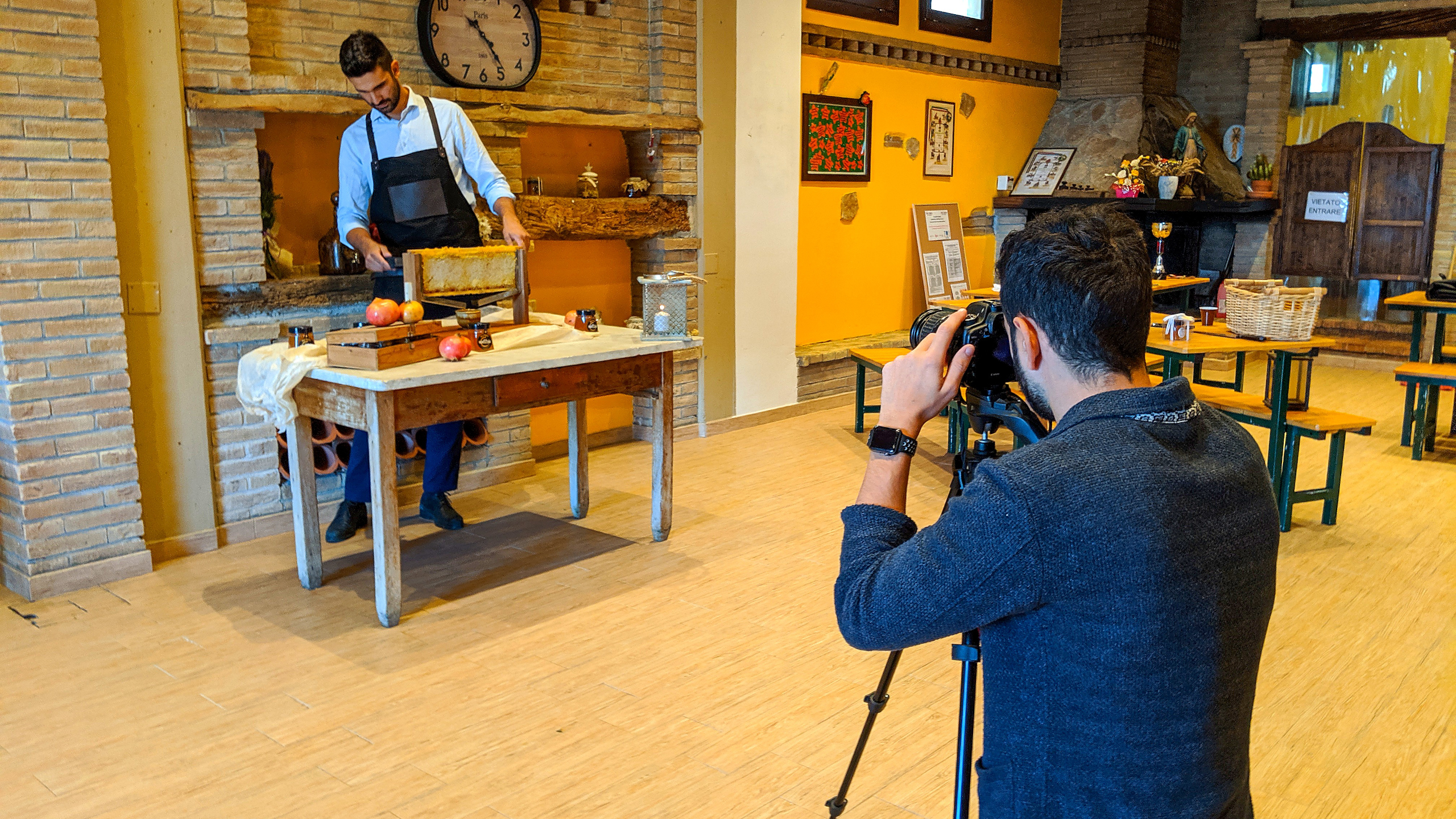 Fotografo durante le riprese di un artigiano nel laboratorio Bottega Montecchia