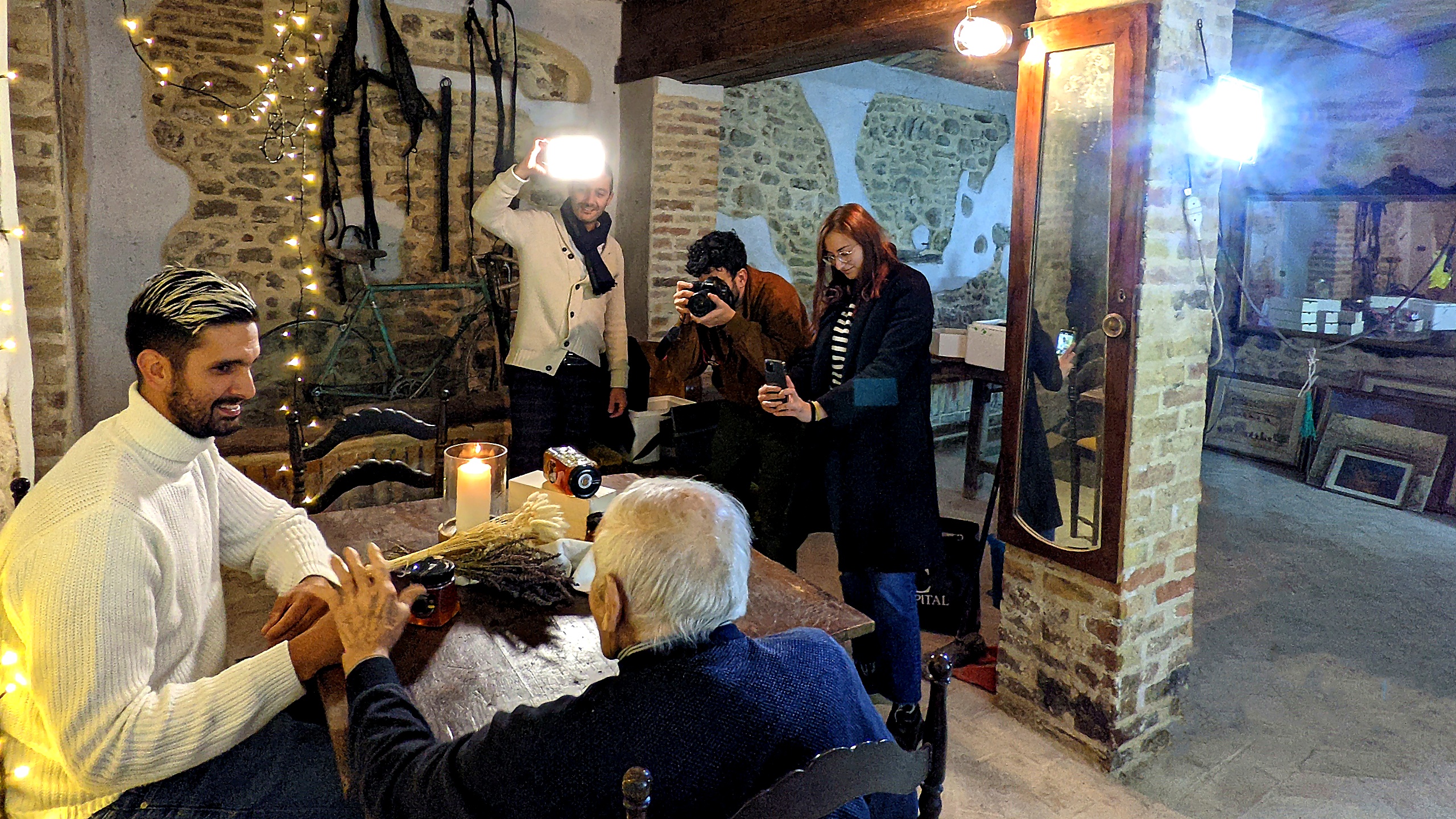 Team video durante le riprese nel laboratorio Bottega Montecchia